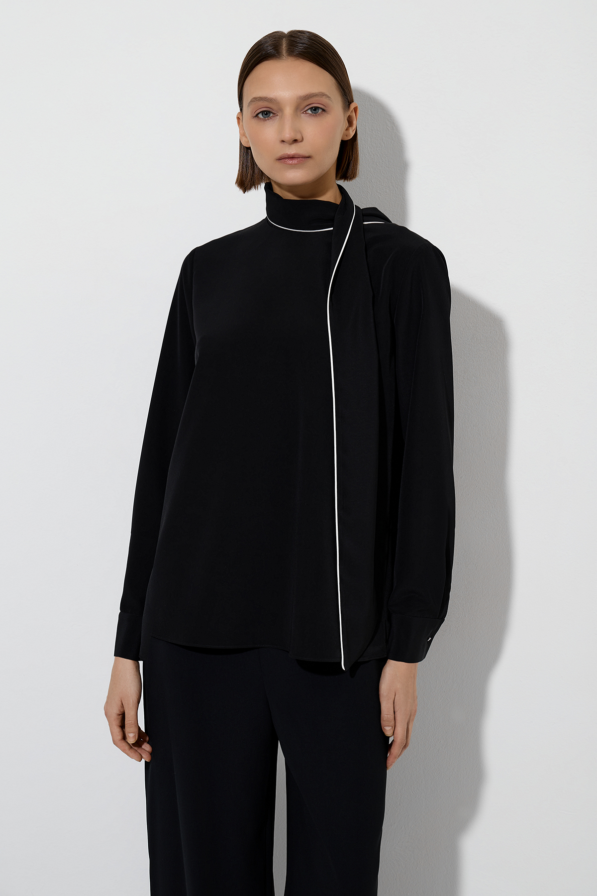 Блузка с воротником-шарфом VASSA&Co, пол женский, цвет черный