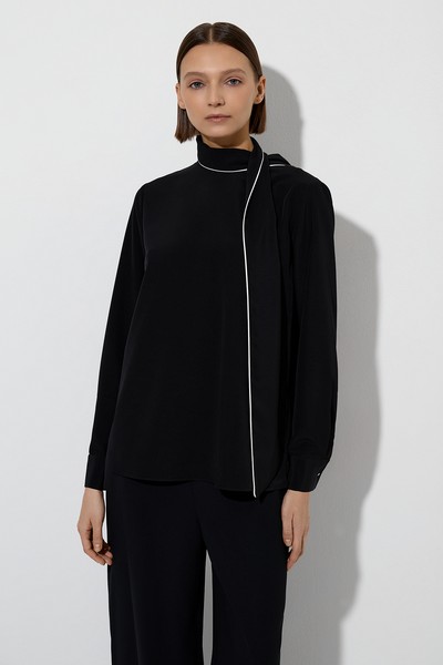 Блузка с воротником-шарфом VASSA&Co, пол женский, цвет черный