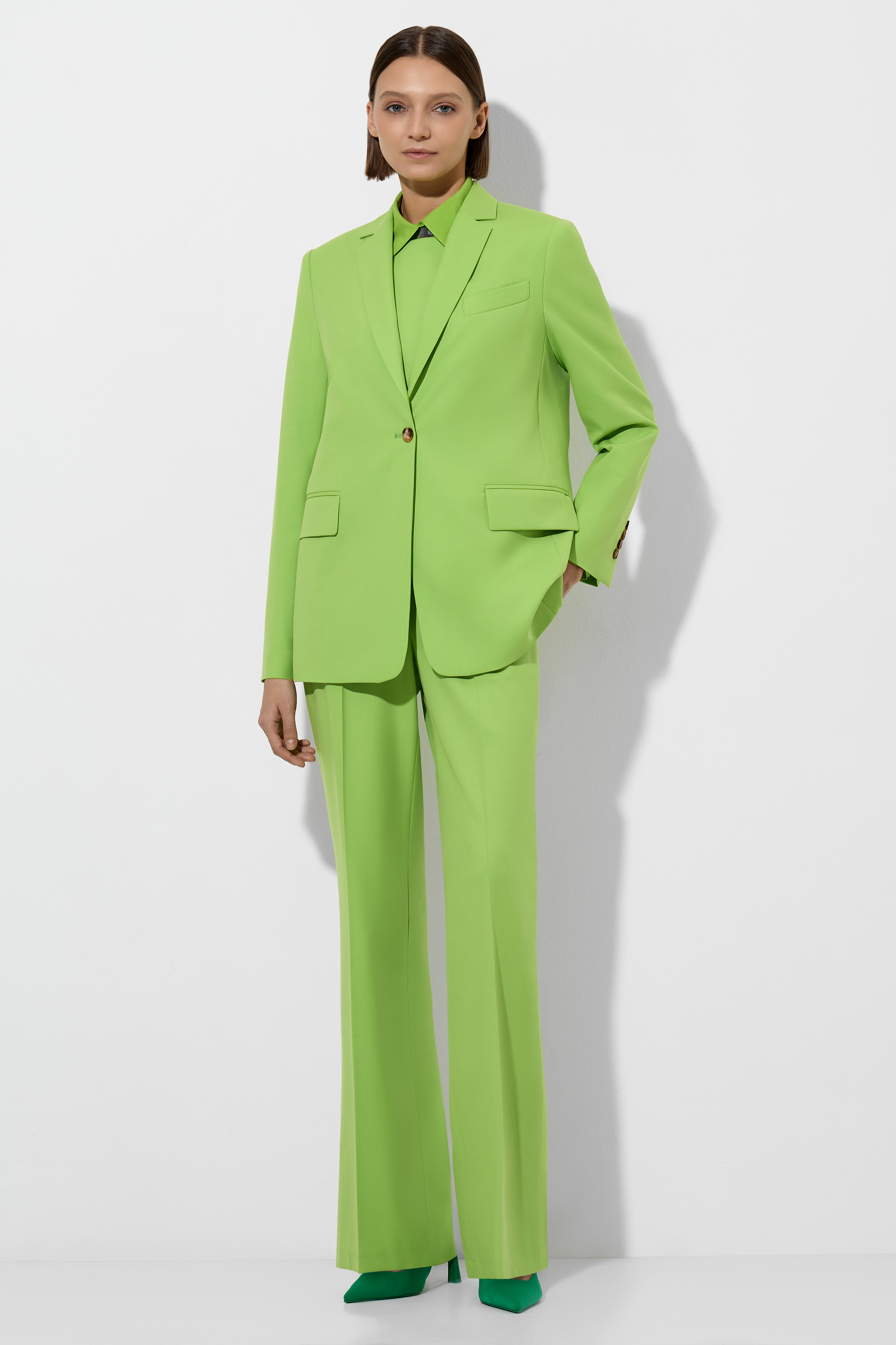 Брюки с легким расклешением , пол женский, цвет зеленый