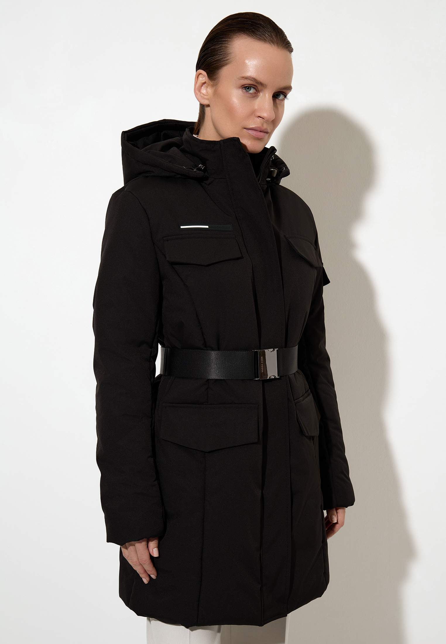 Утепленное пальто VASSA CODE, пол женский, цвет черный