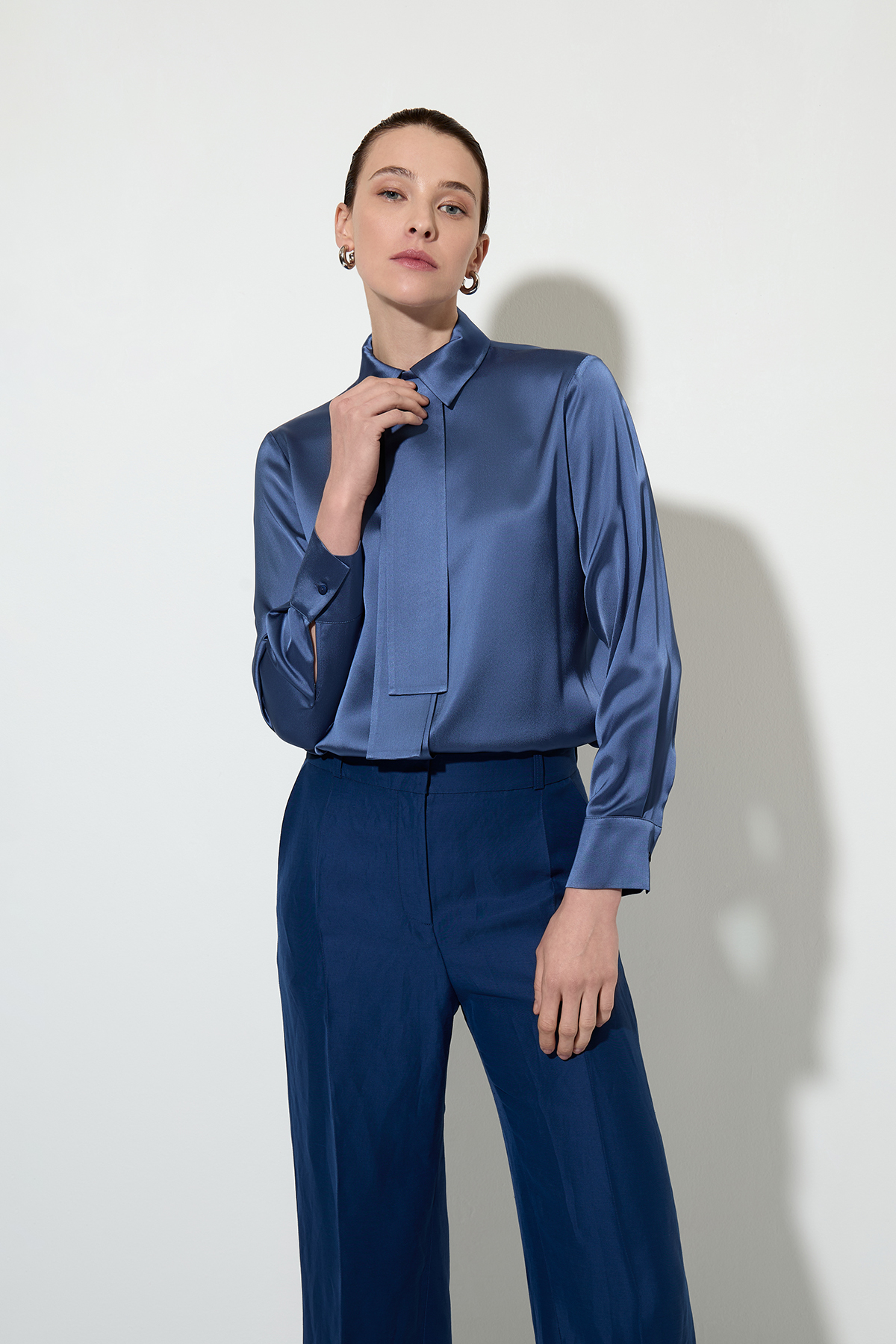 Блузка со съемным галстуком VASSA&Co, пол женский, цвет синий