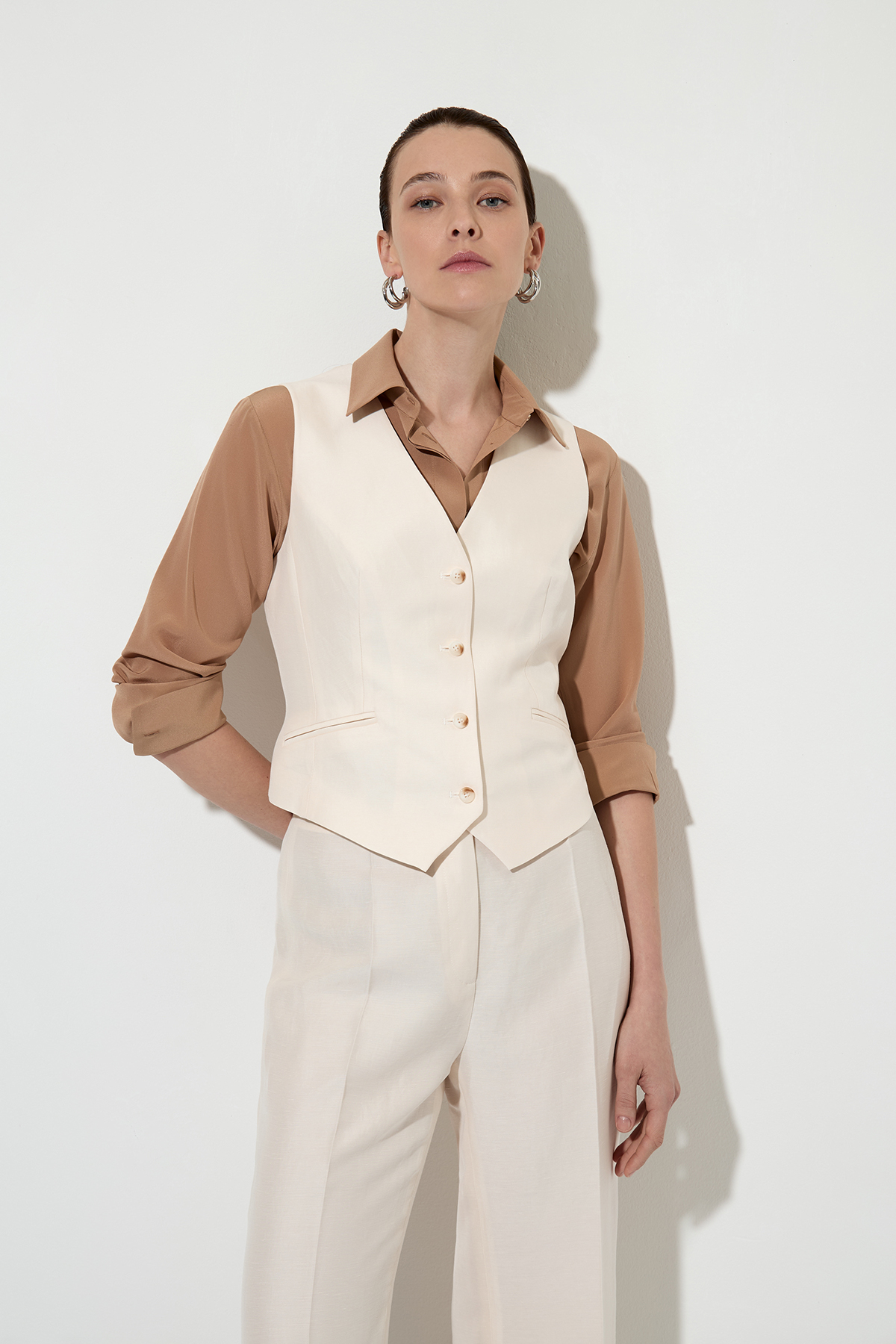 Классический жилет из полульна , пол женский, цвет молочный