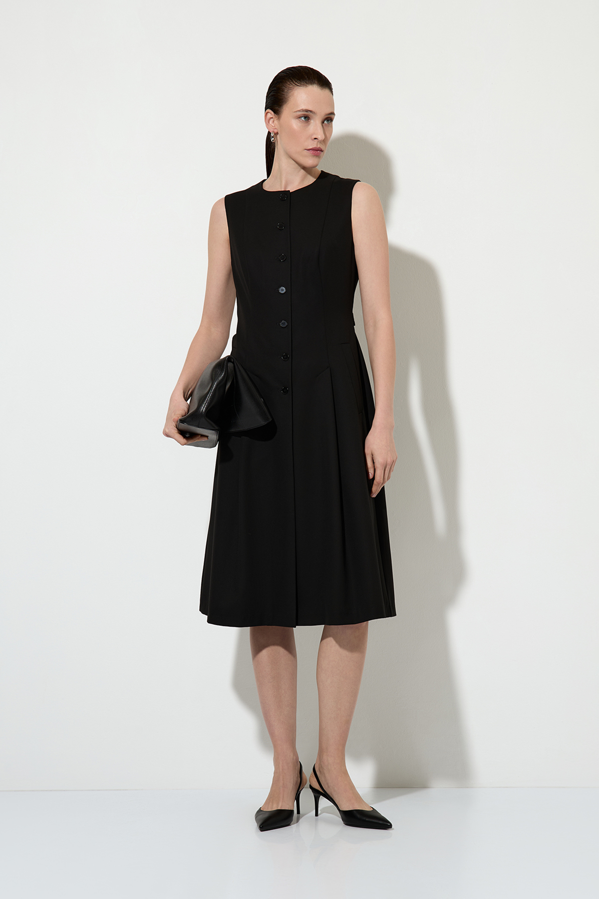 Платье без рукавов VASSA&Co, пол женский, цвет черный