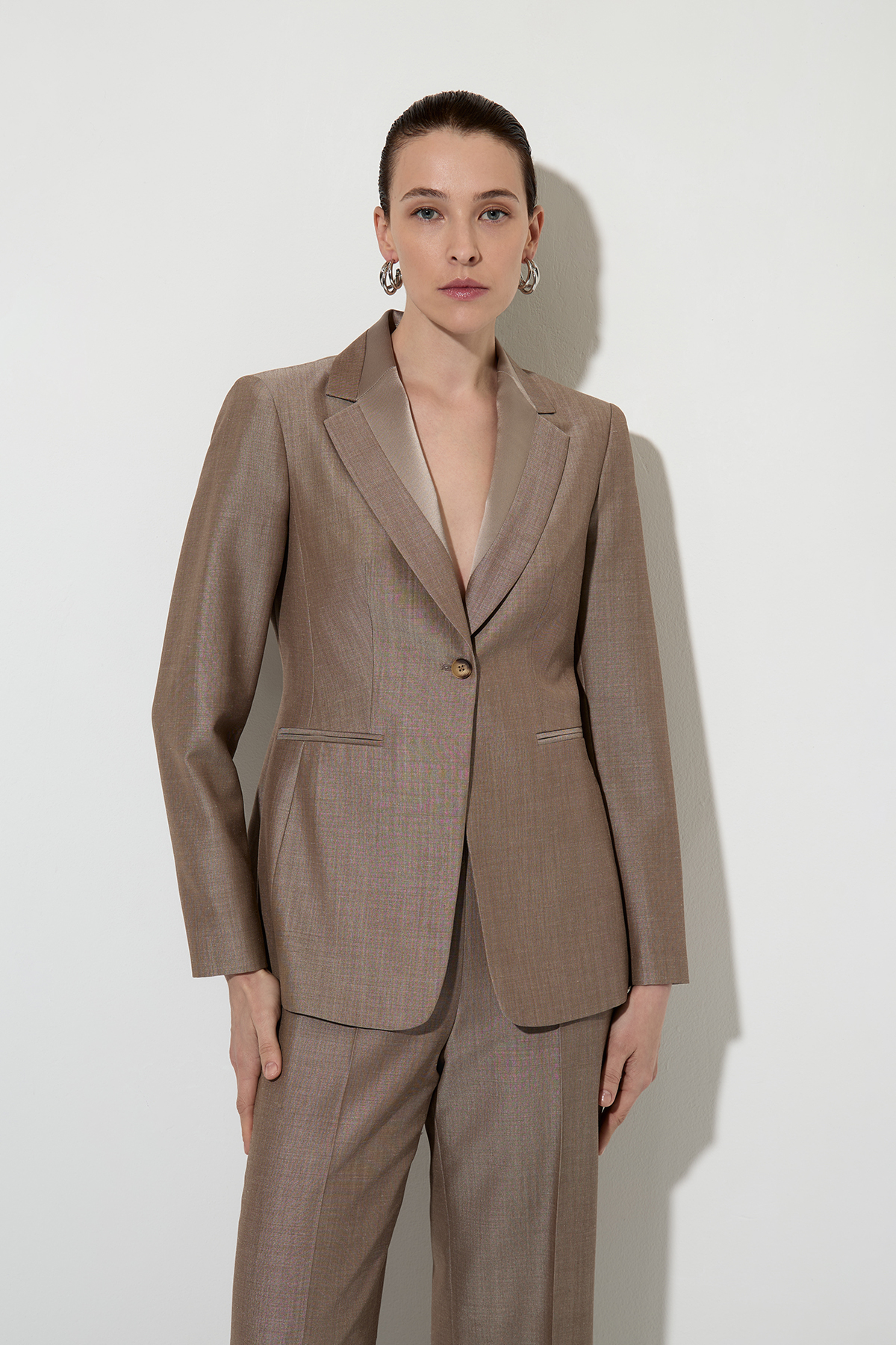 Однобортный жакет с отделкой из атласа VASSA&Co, пол женский, цвет коричневый