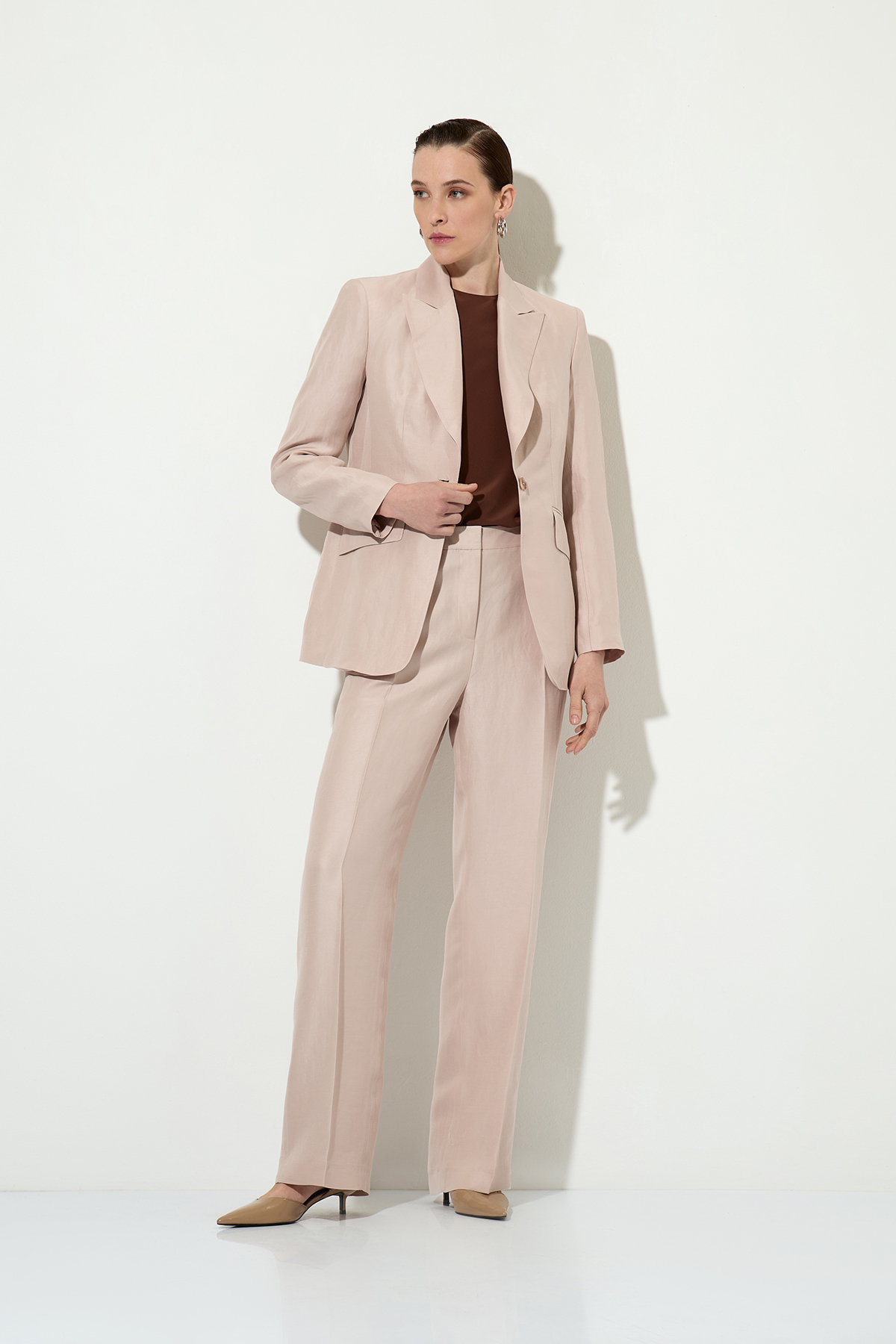 Trousers VASSA&Co, пол female, цвет бежевый