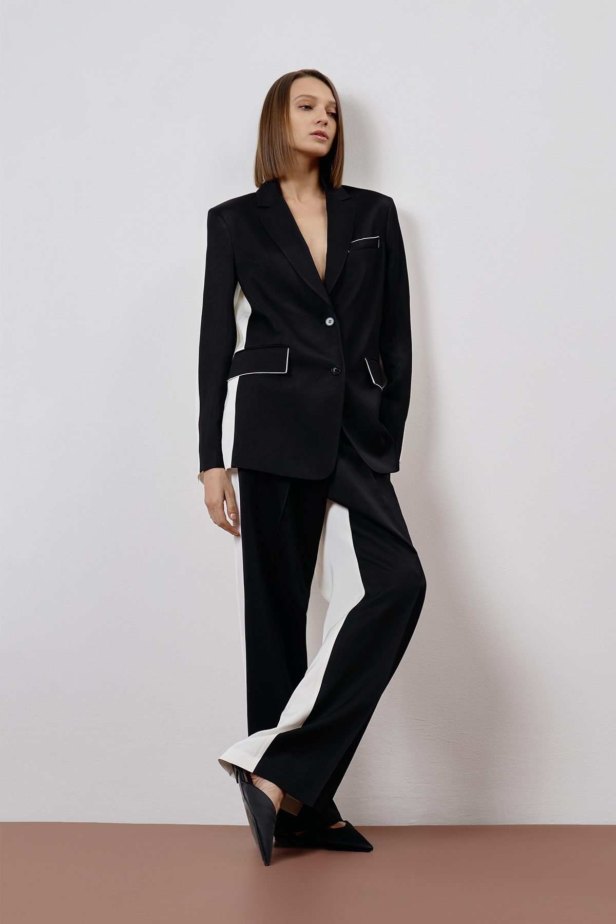 Брюки с контрастными полосами VASSA CODE, пол female, цвет black