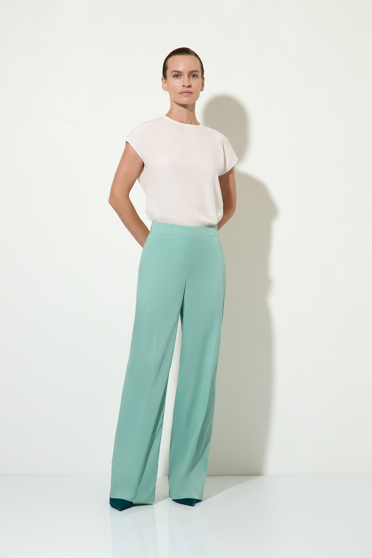 Брюки VASSA&Co, пол female, цвет зеленый