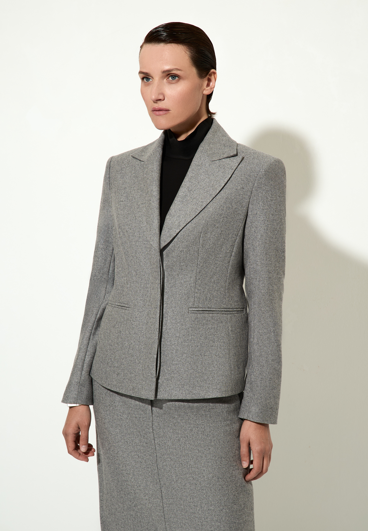 Жакет с укороченной спинкой VASSA&Co, пол женский, цвет серый