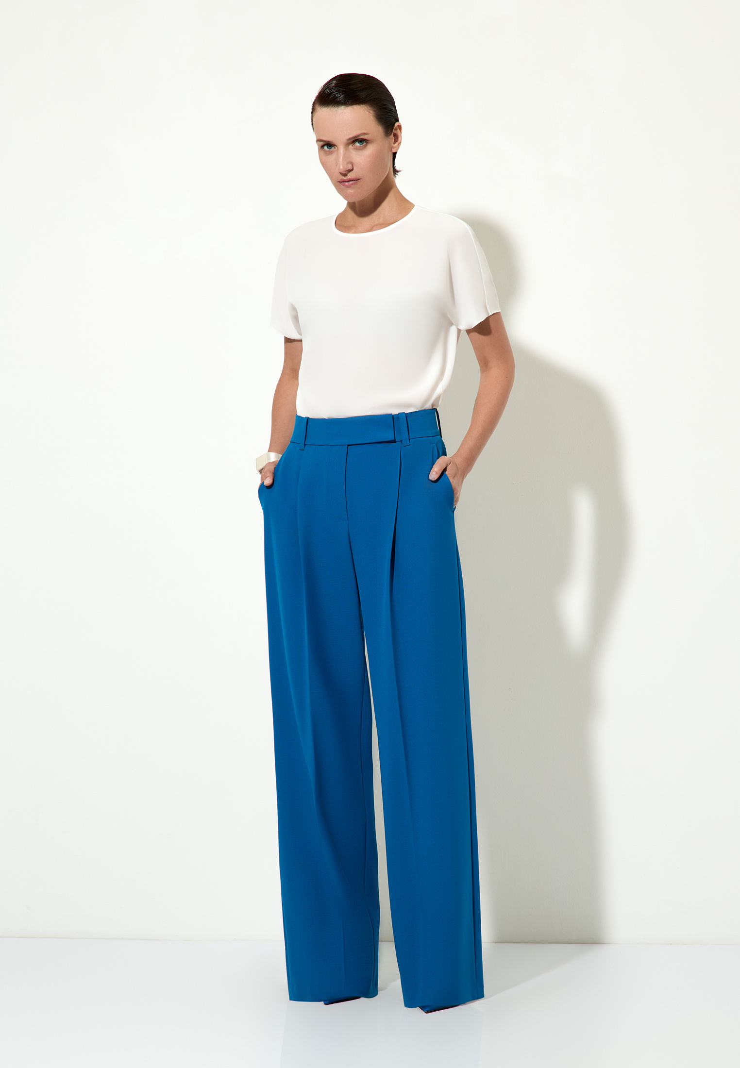 Брюки VASSA&Co, пол женский, цвет синий