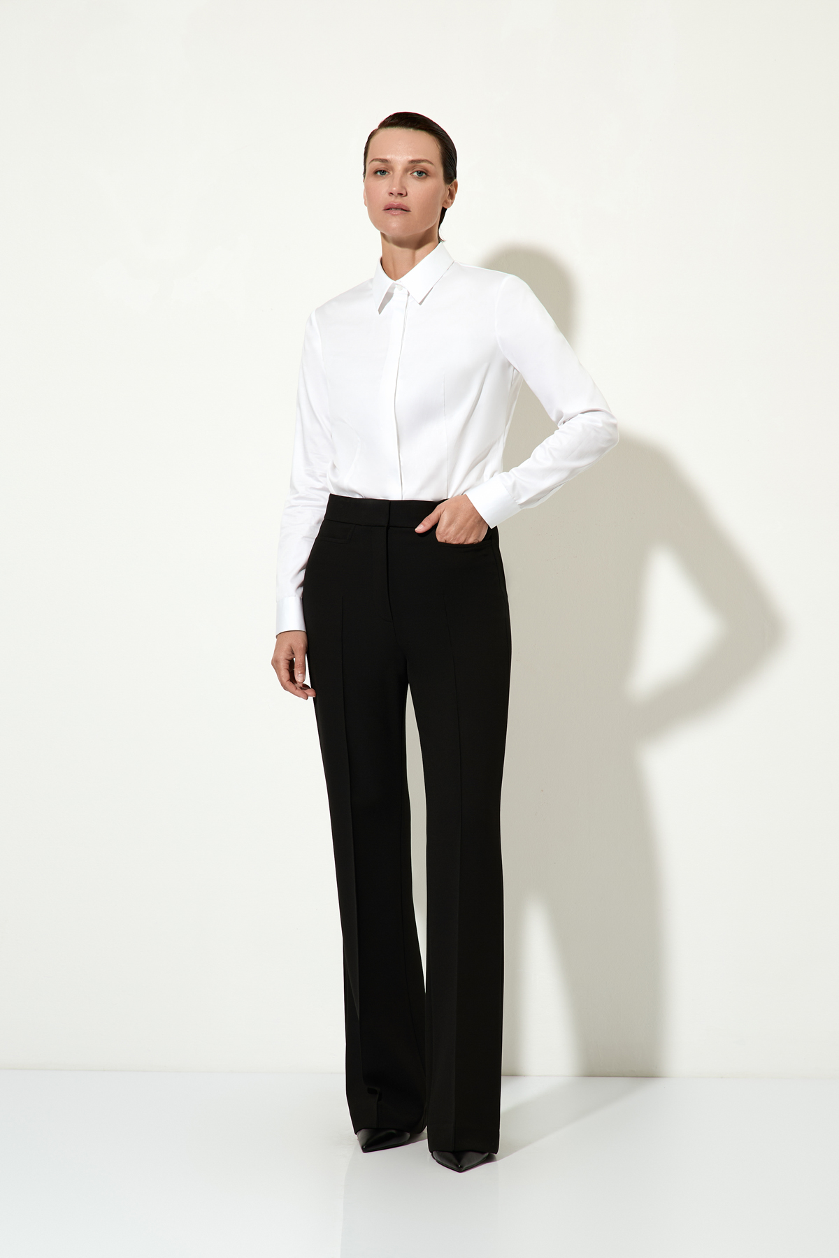 Брюки черные со стрелками VASSA&Co, пол женский, цвет черный