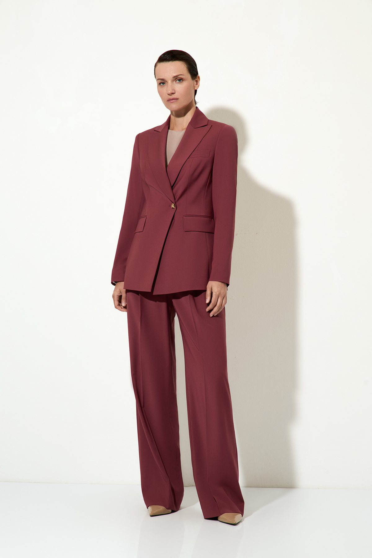 Брюки широкие с поясом VASSA&Co, пол женский, цвет бордовый
