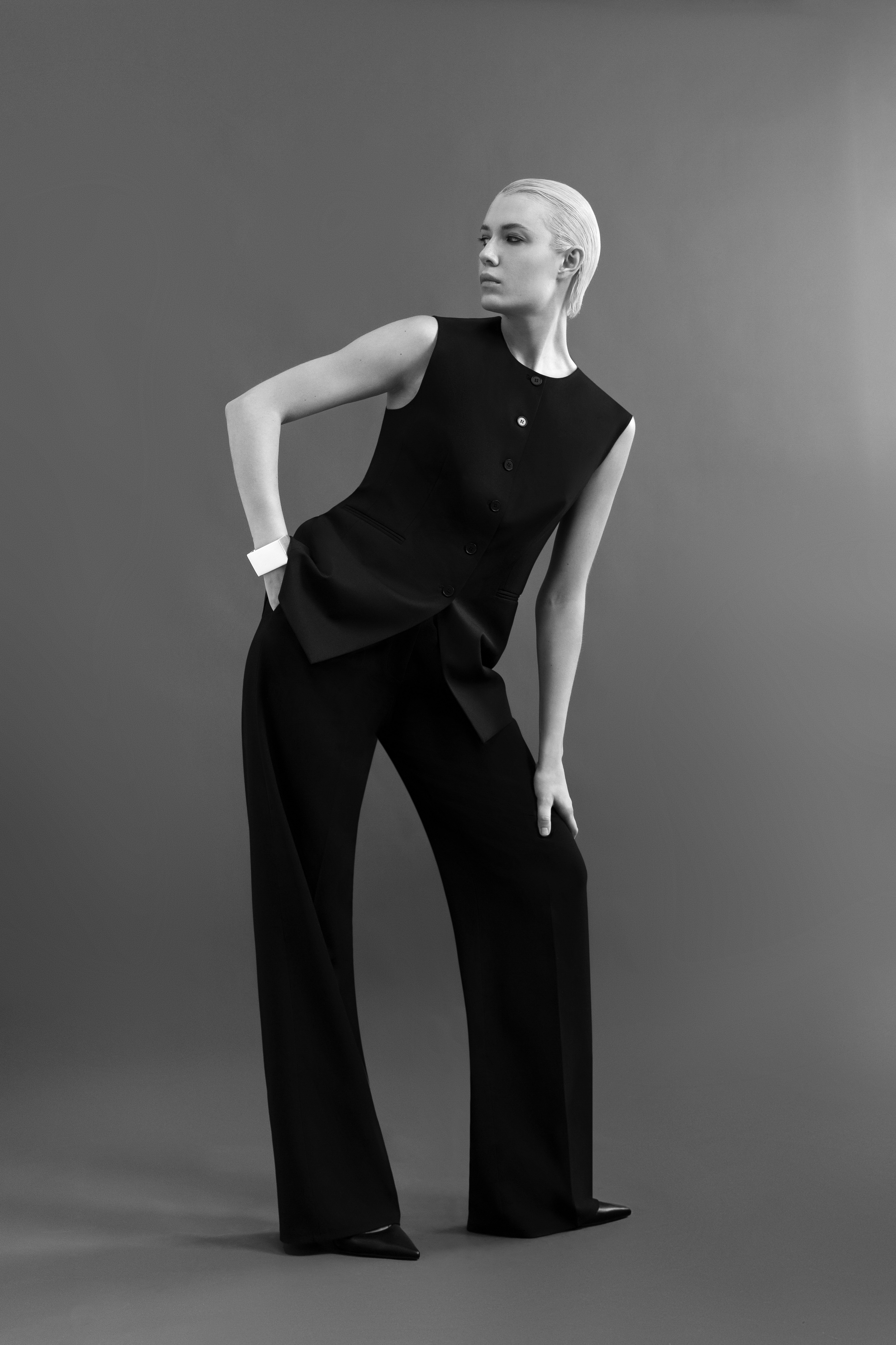 Удлиненный костюмный жилет VASSA&Co, пол женский, цвет черный