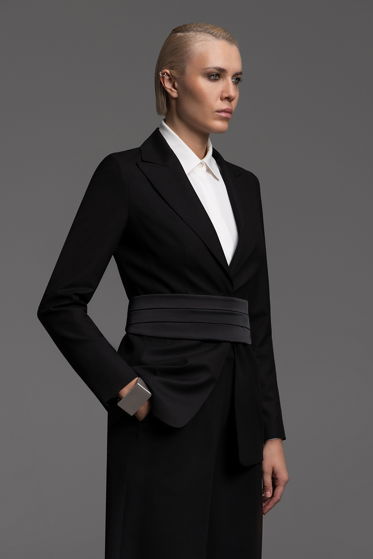 Однобортный жакет с камербандом VASSA&Co, пол женский, цвет черный