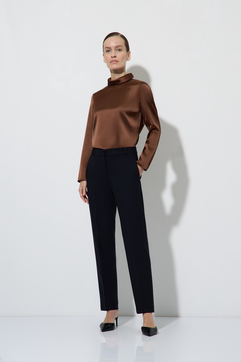 Брюки зауженные VASSA&Co, пол женский, цвет синий