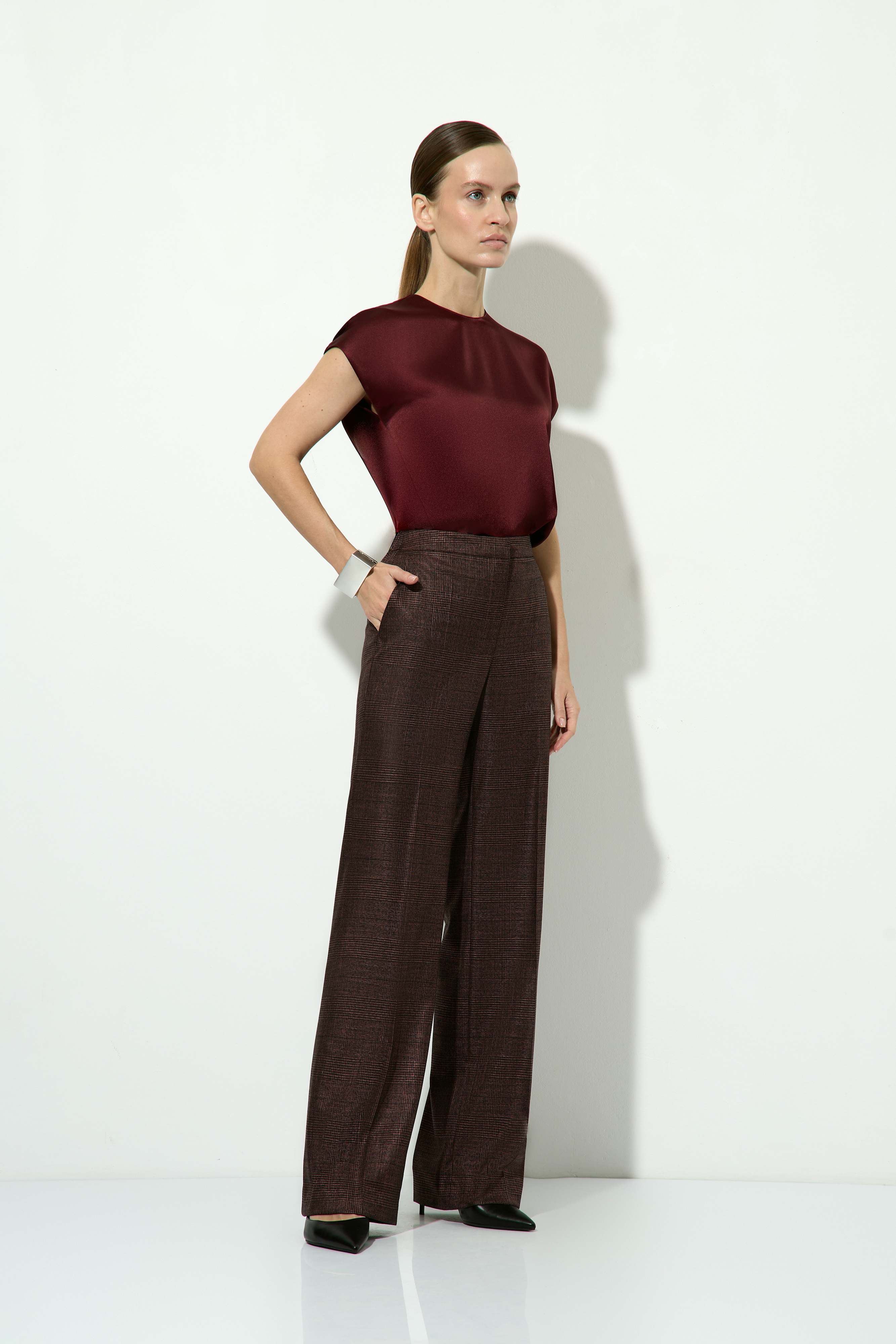 Брюки со стрелками VASSA&Co, пол женский, цвет бордовый