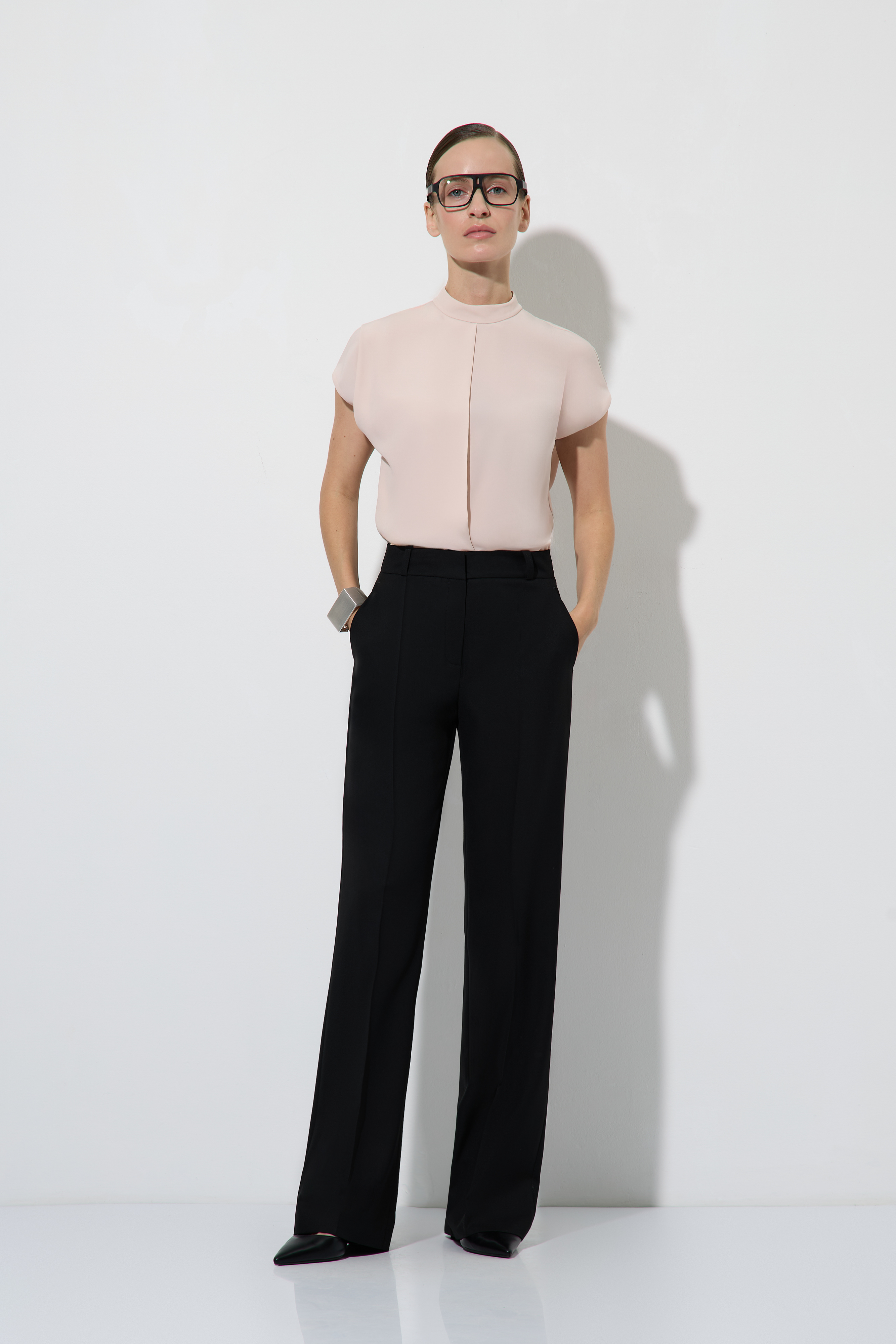 Брюки прямые черного цвета VASSA&Co, пол женский, цвет черный