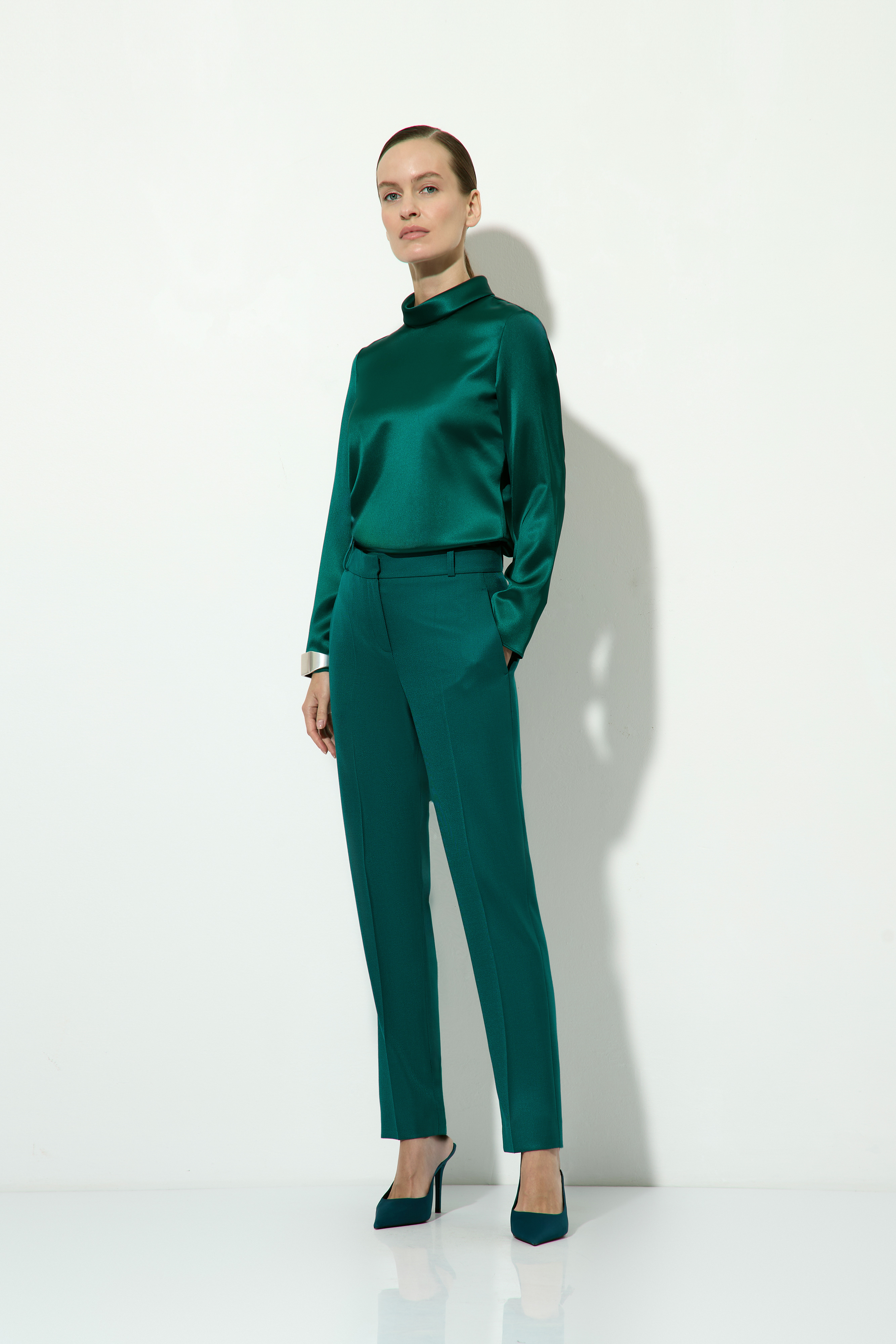 Брюки изумрудного цвета VASSA&Co, пол женский, цвет зеленый