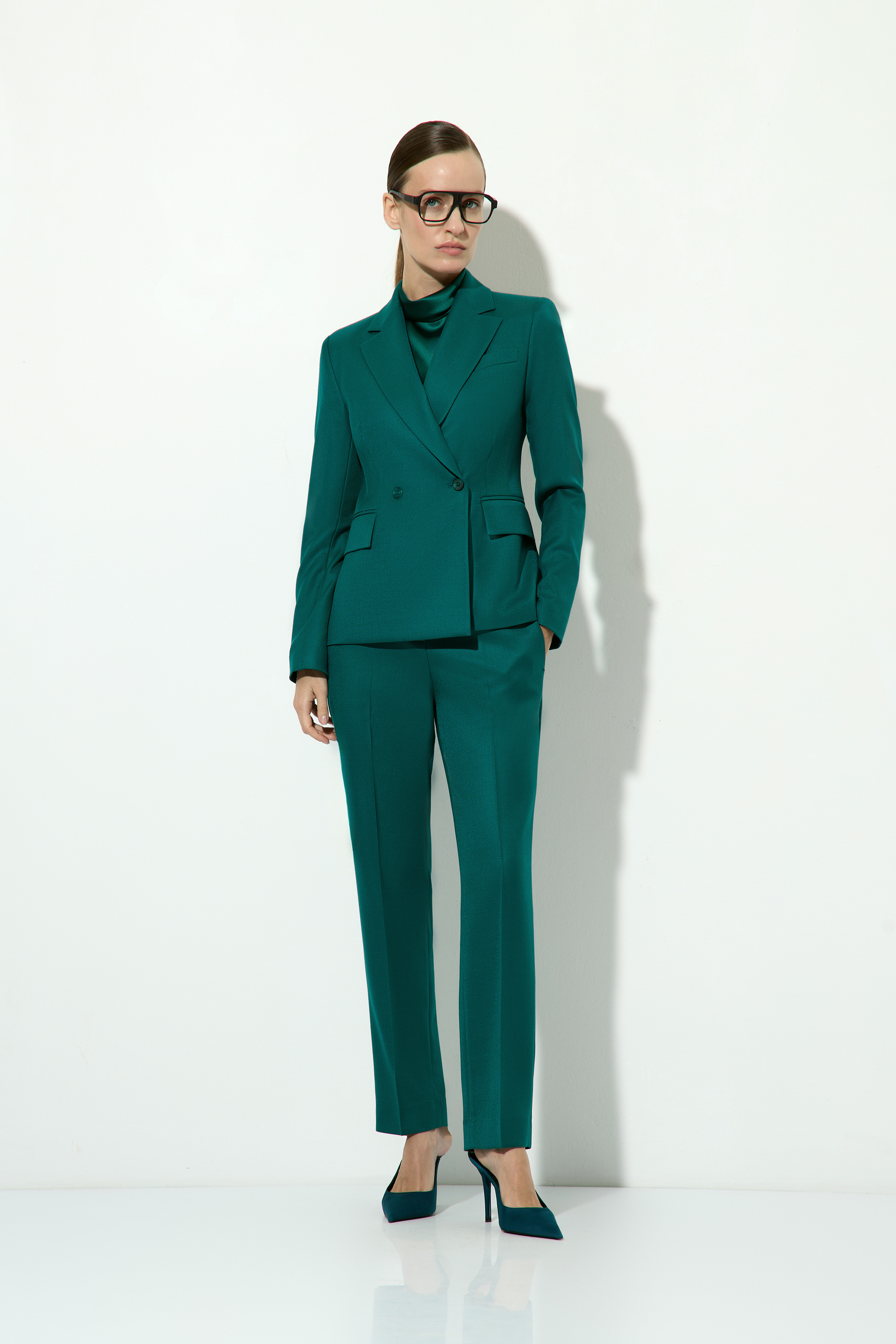 Жакет двубортный приталенный VASSA&Co, пол женский, цвет зеленый