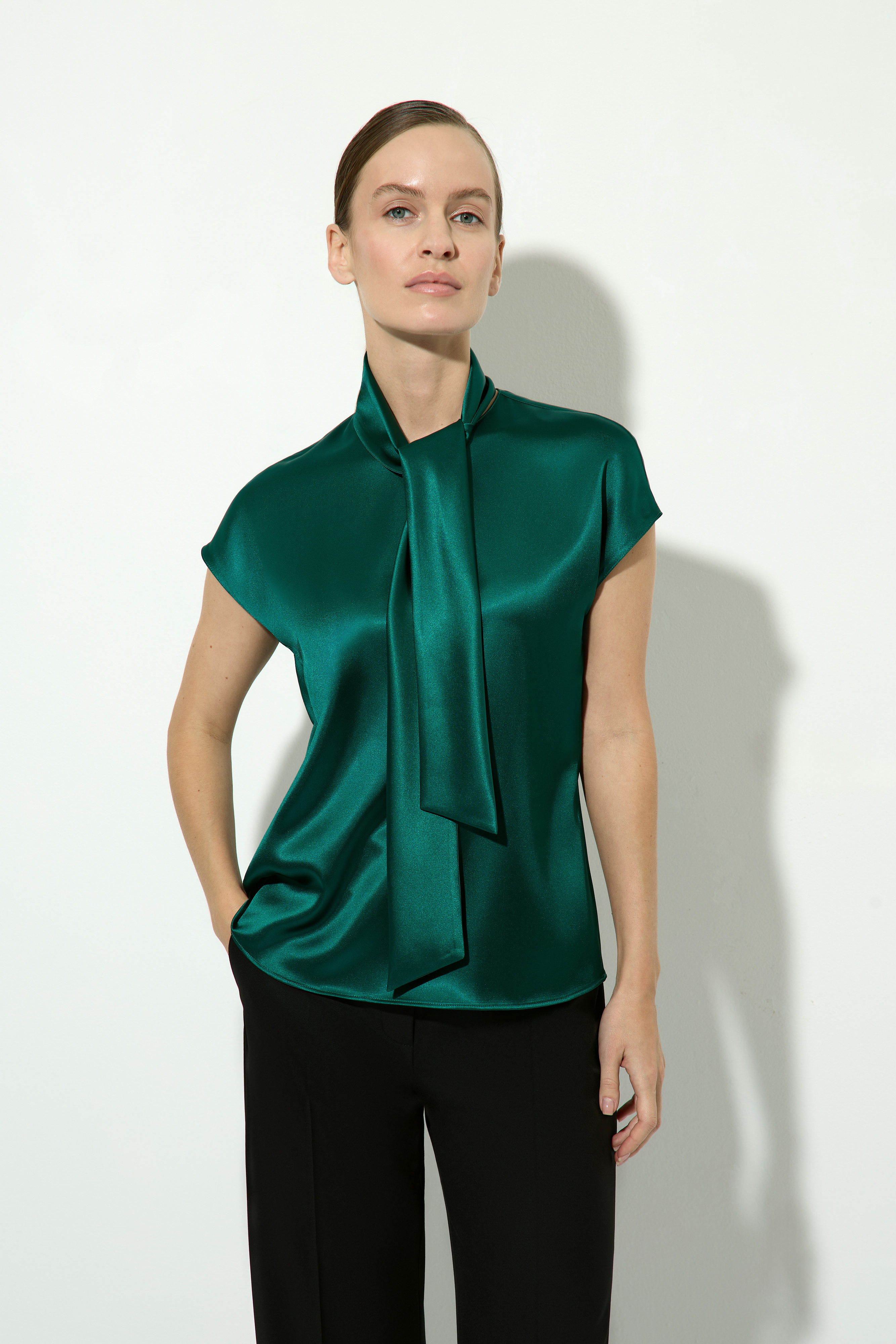 Блузка со съемным шарфом VASSA&Co, пол женский, цвет зеленый