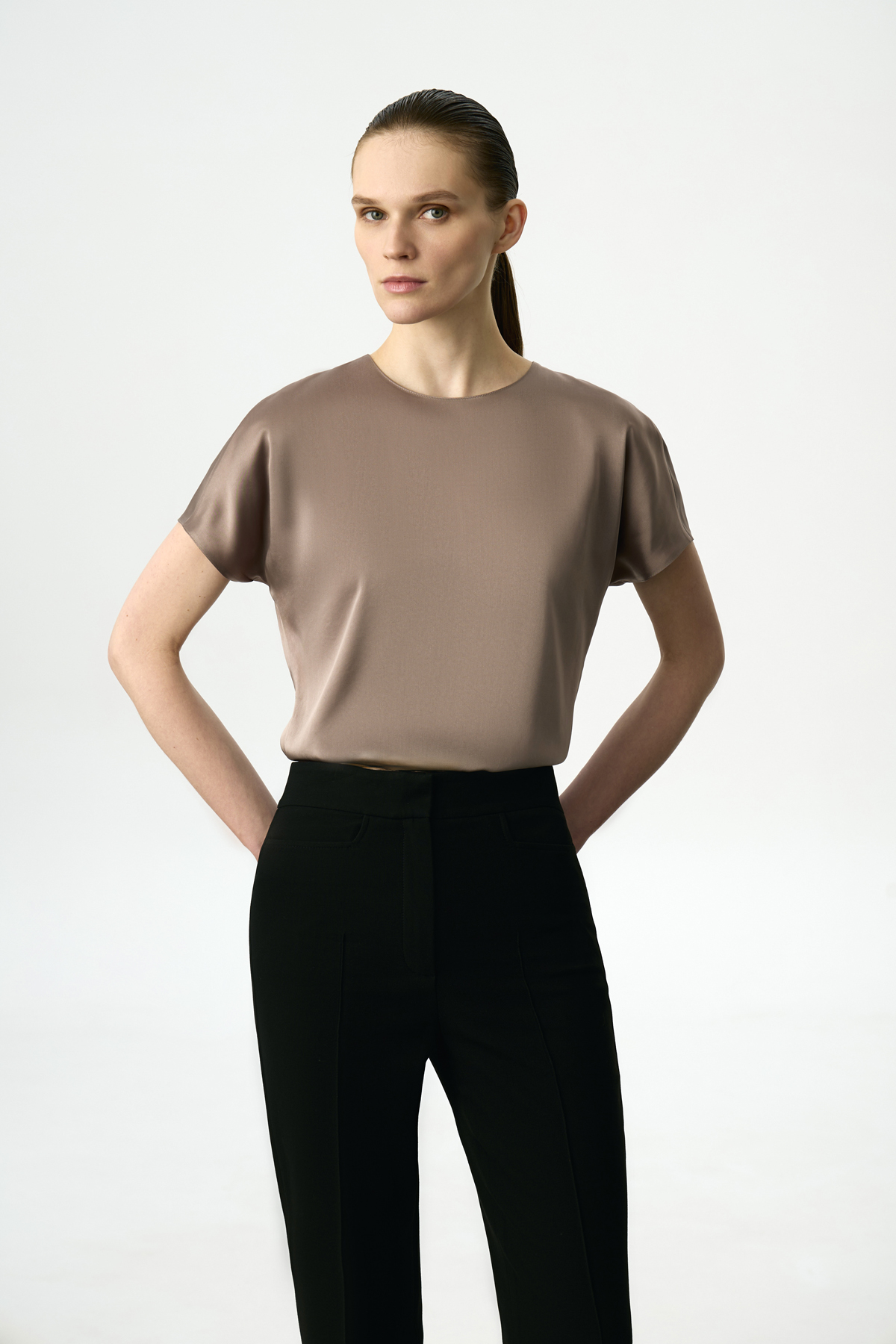 Блузка атласная VASSA&Co, пол female, цвет brown