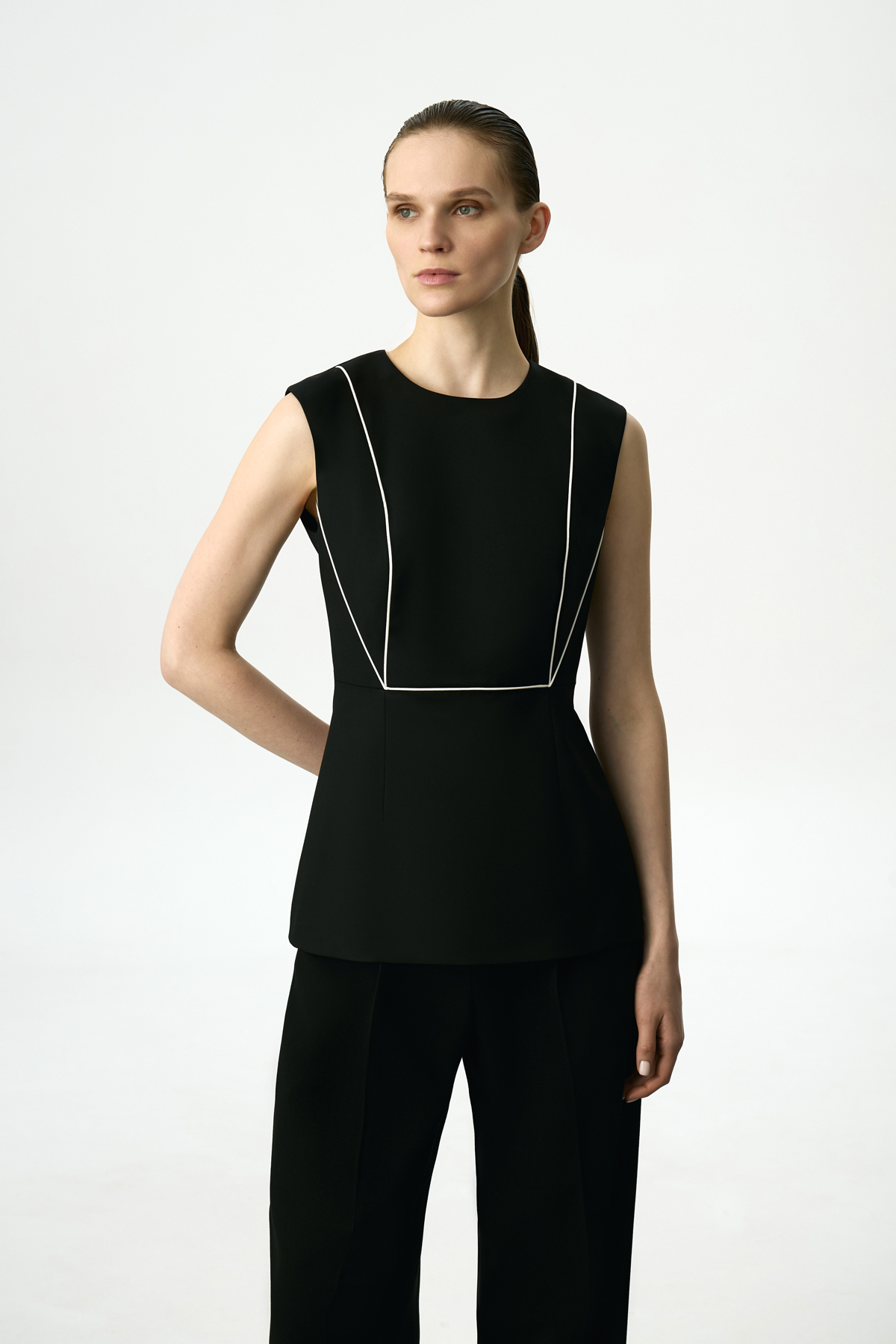 Жилет с контрастным кантом VASSA&Co, пол female, цвет black