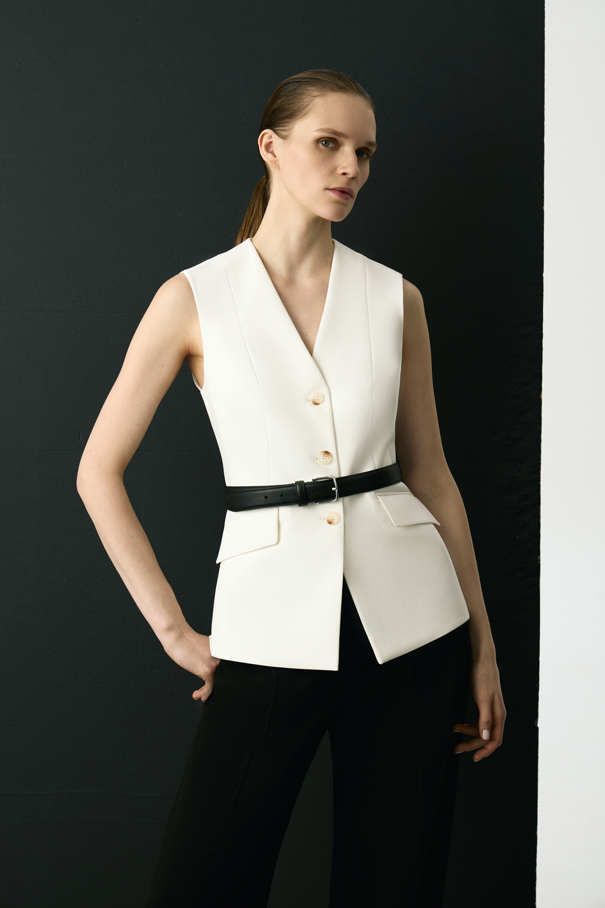 Удлиненный приталенный жилет VASSA&Co, пол женский, цвет белый