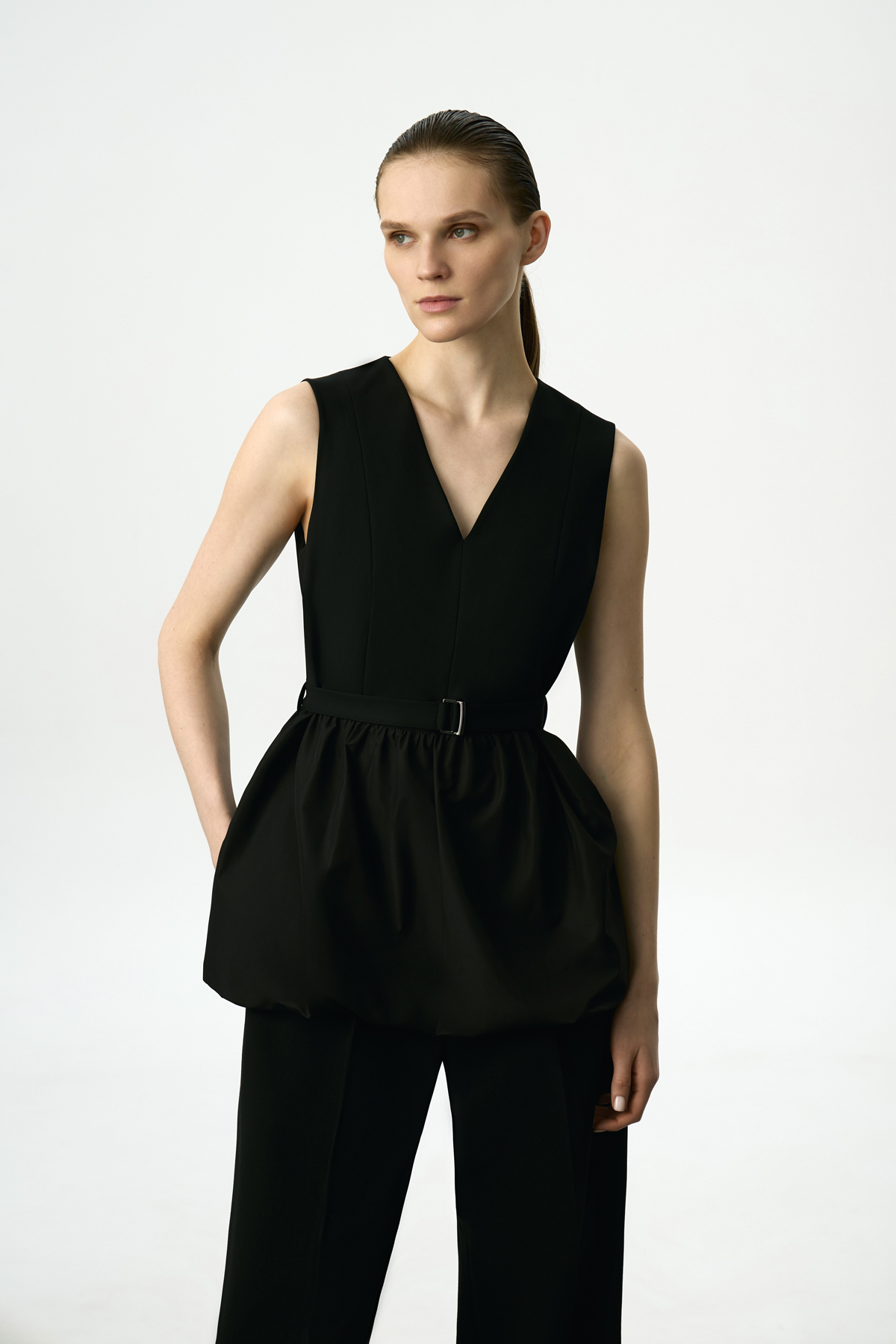 Жилет с баской VASSA&Co, пол женский, цвет черный