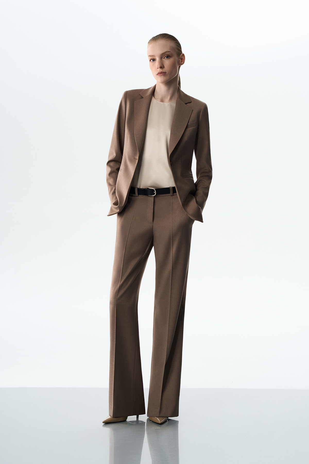 Брюки коричневые со стрелками VASSA&Co, пол женский, цвет коричневый