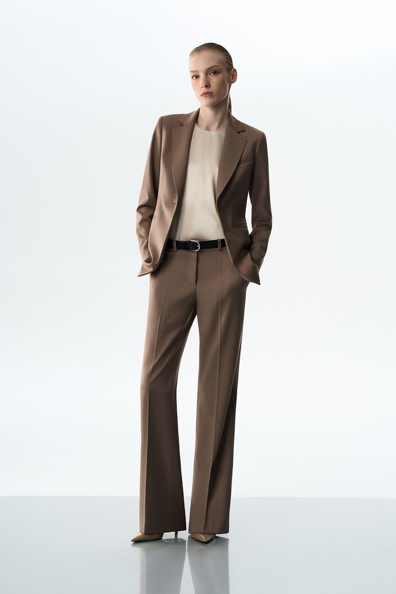 Брюки коричневые со стрелками VASSA&Co, пол женский, цвет коричневый