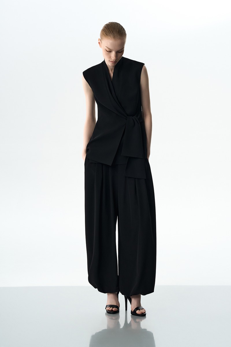 Асимметричный черный жилет VASSA&Co, пол female, цвет black