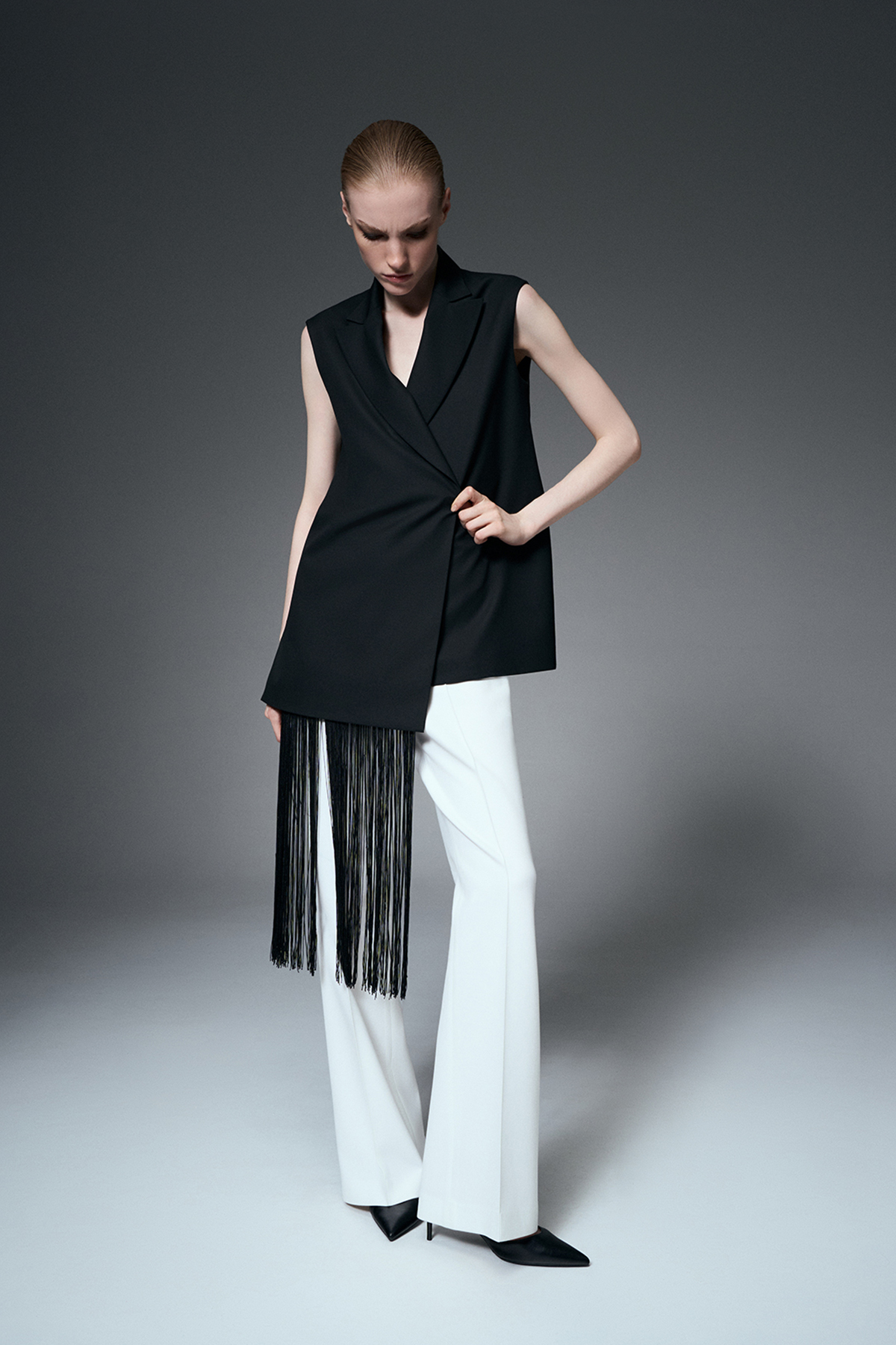 Жилет удлиненный с бахромой VASSA&Co, пол женский, цвет черный