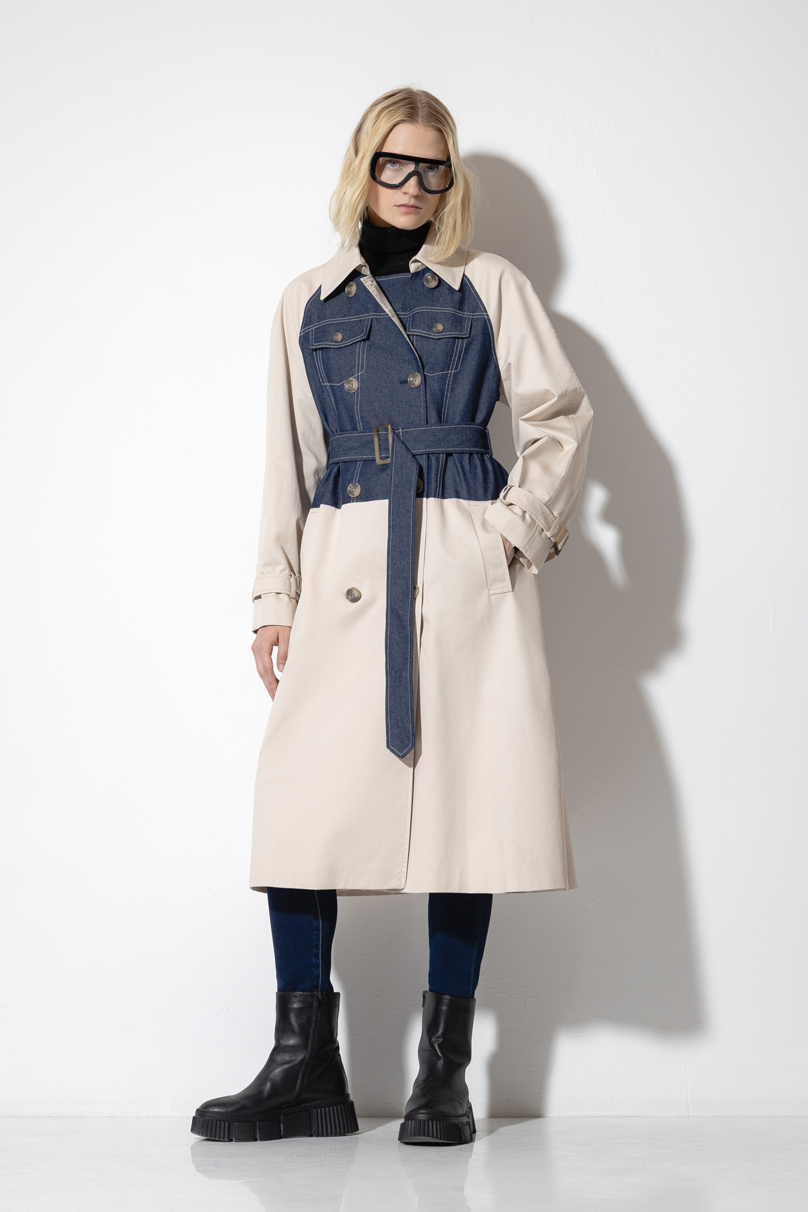 Двубортный тренч с джинсой VASSA CODE, пол женский, цвет белый