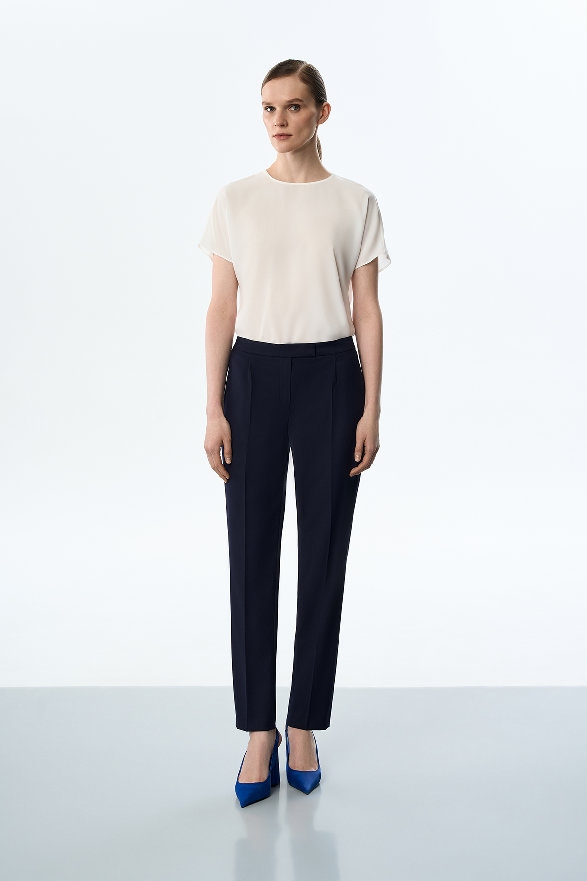 Брюки зауженные синие VASSA&Co, пол женский, цвет синий