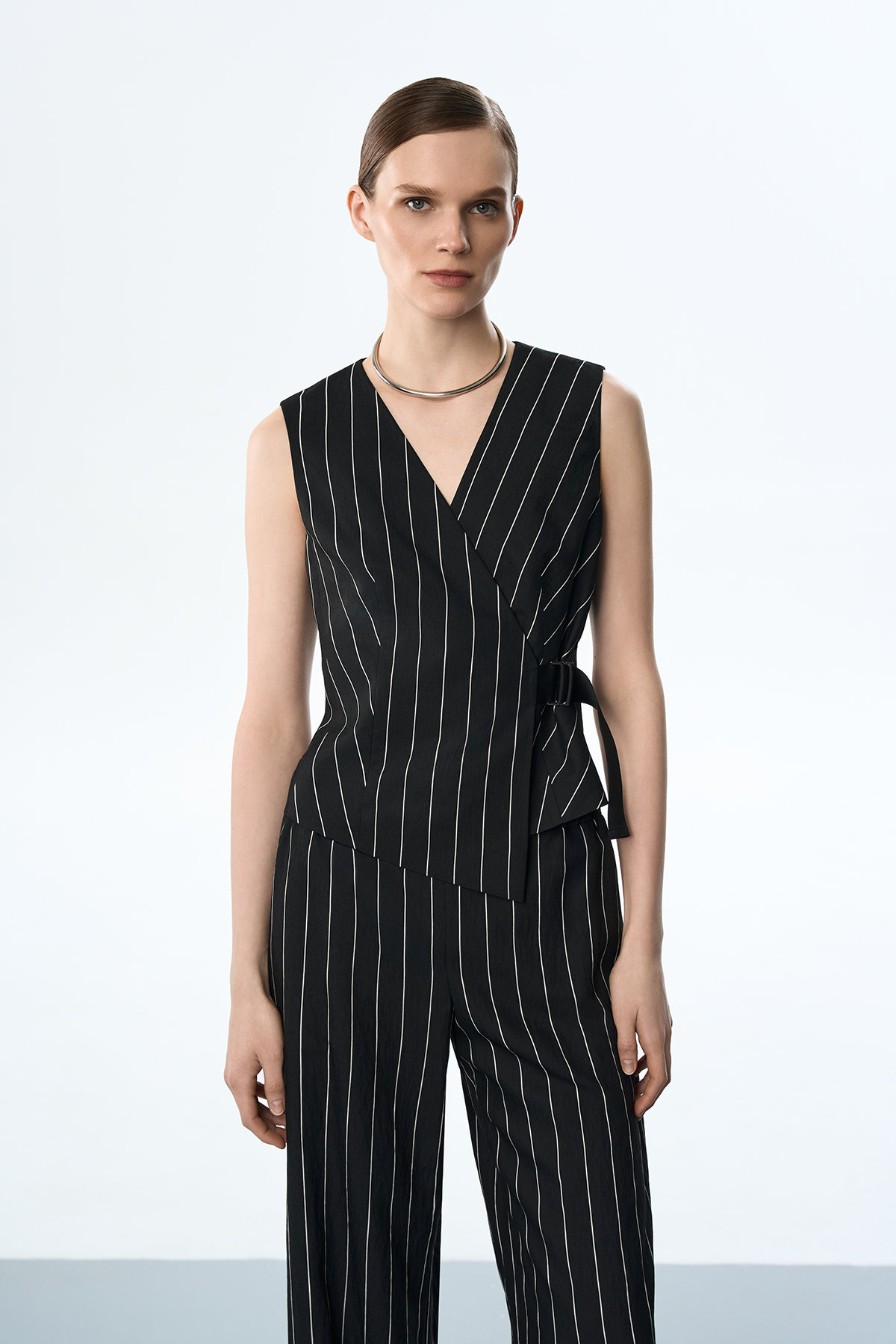 Жилет в полоску VASSA&Co, пол женский, цвет черный