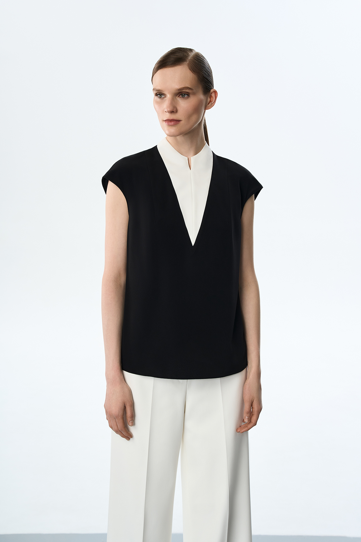 Блузка с контрастной вставкой VASSA&Co, пол женский, цвет черный