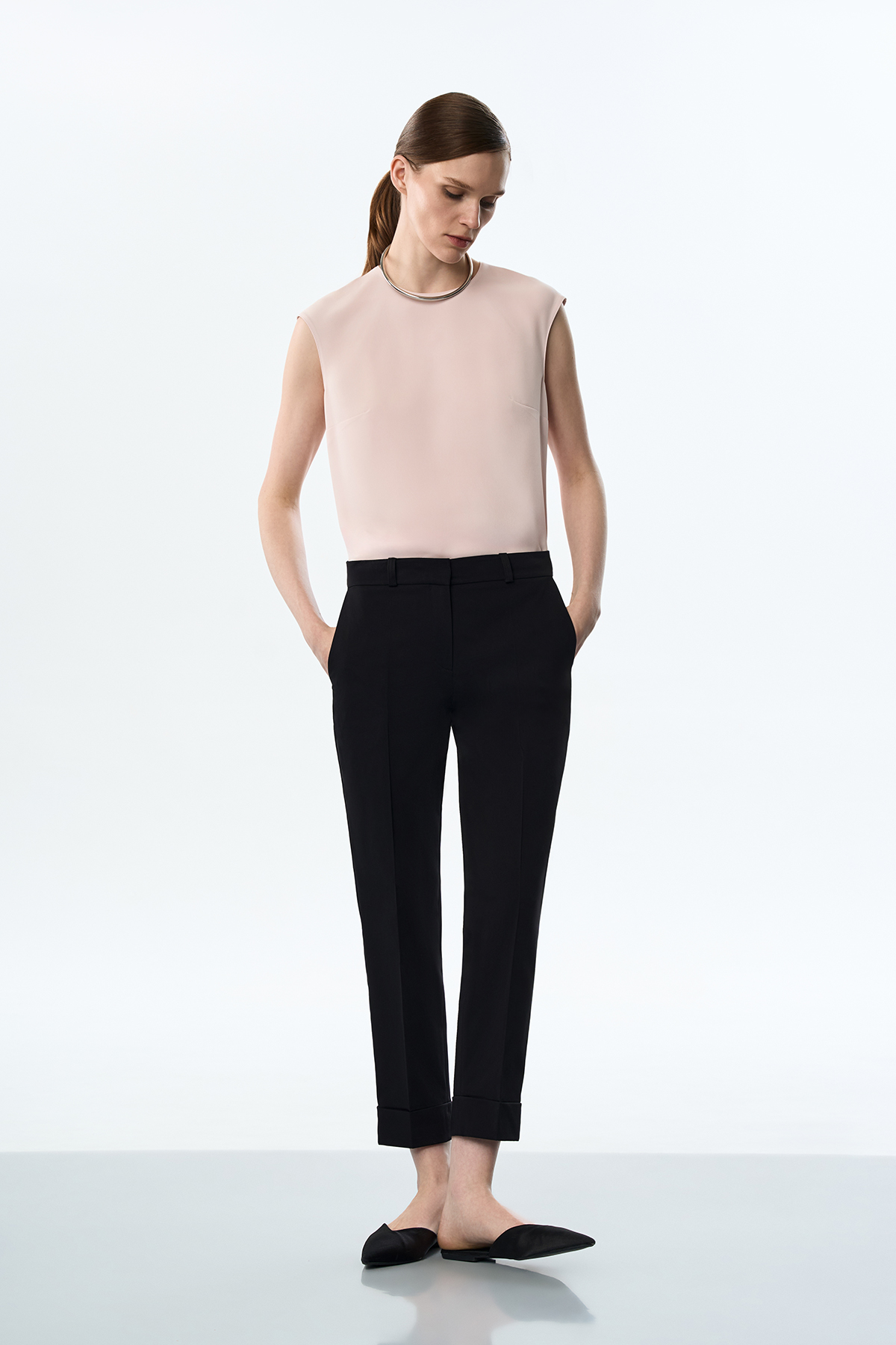 Брюки укороченные VASSA&Co, пол женский, цвет черный