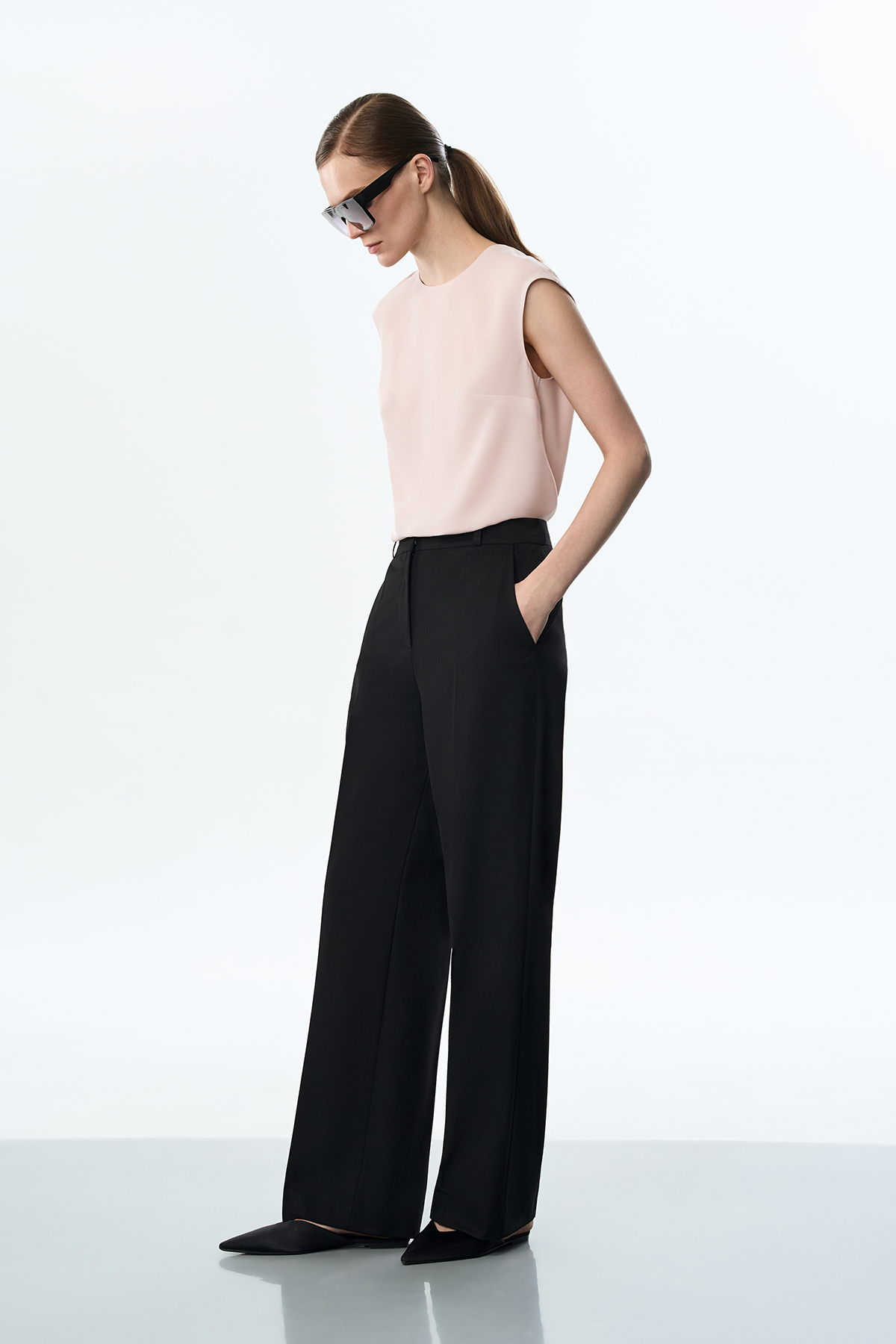 Брюки со стрелками широкие VASSA&Co, пол женский, цвет черный