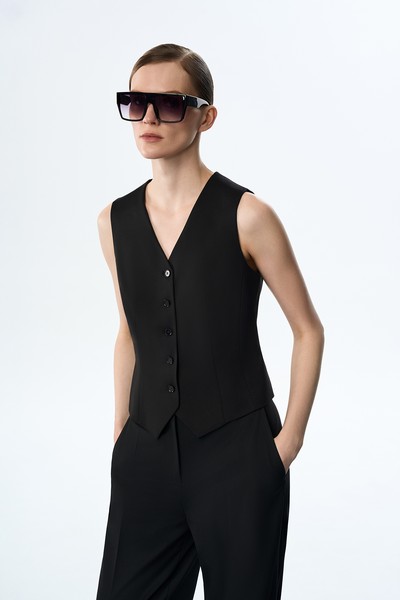 Жилет приталенный VASSA&Co, пол женский, цвет черный