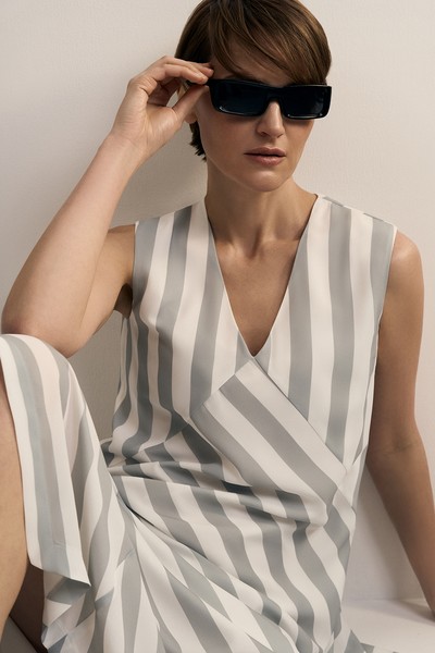 Платье в полоску VASSA CODE, пол женский, цвет серый