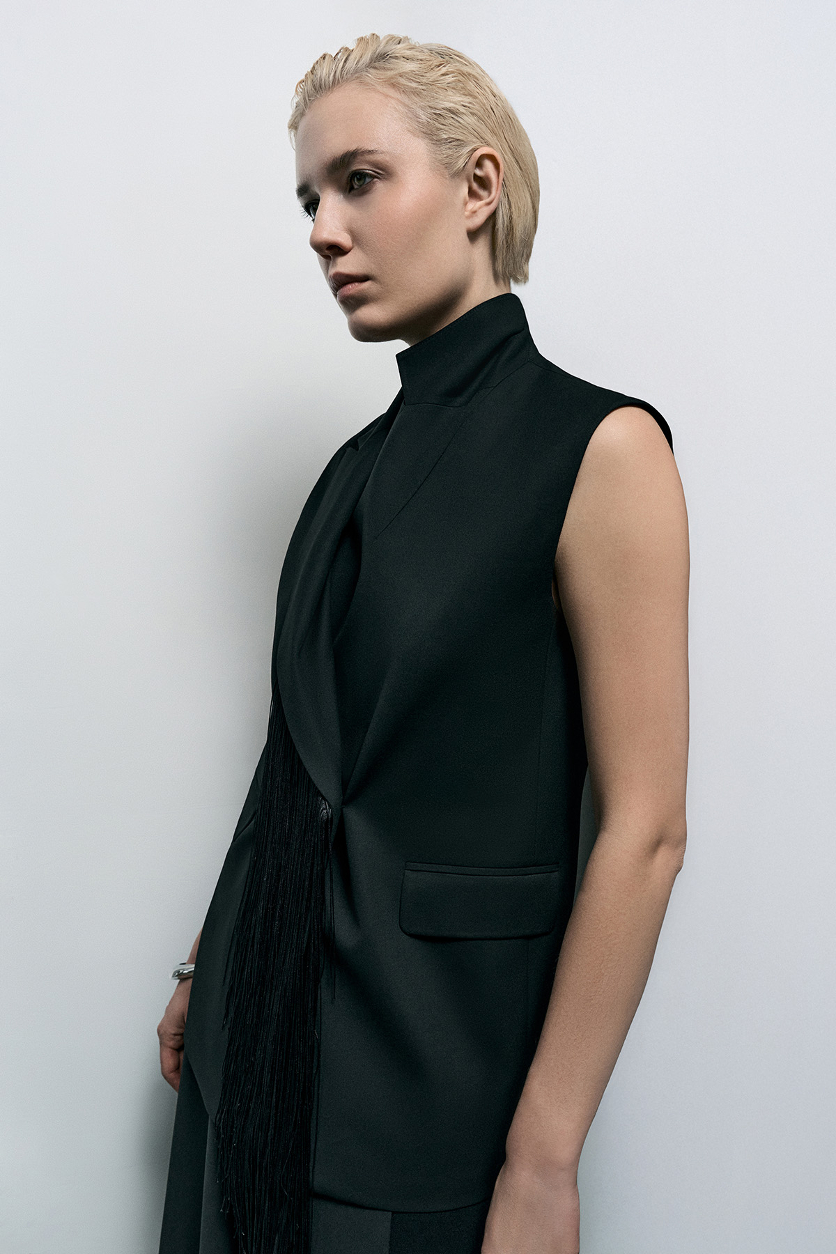 Удлиненный жилет с бахромой VASSA&Co, пол женский, цвет черный