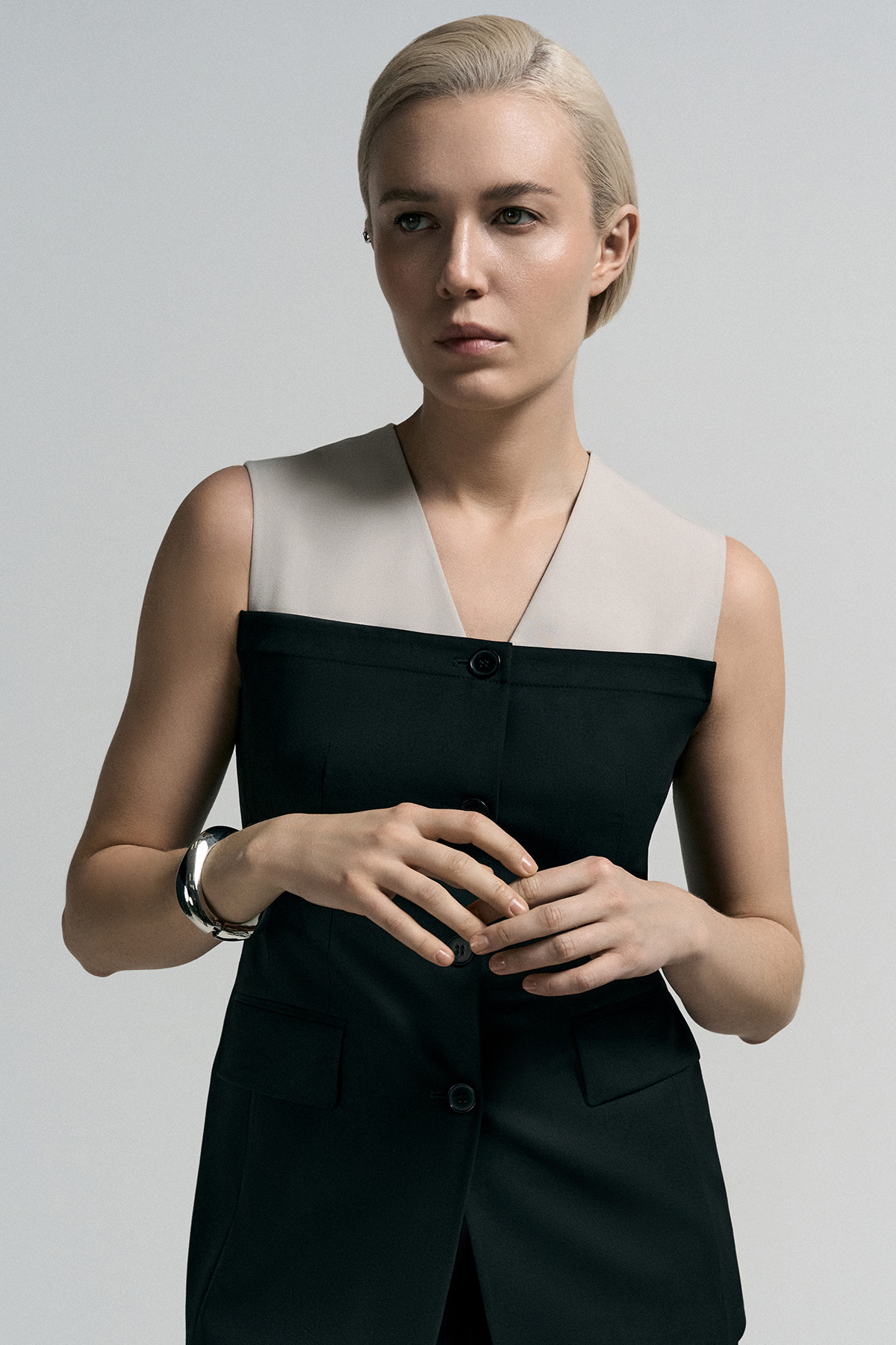 Жилет приталенный VASSA&Co, пол женский, цвет черный