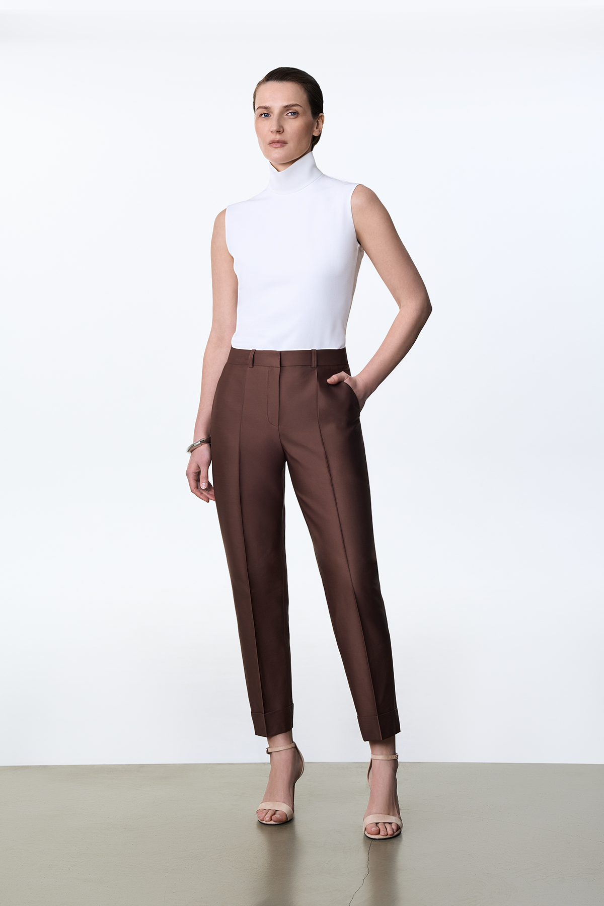 Брюки укороченные VASSA&Co, пол женский, цвет коричневый