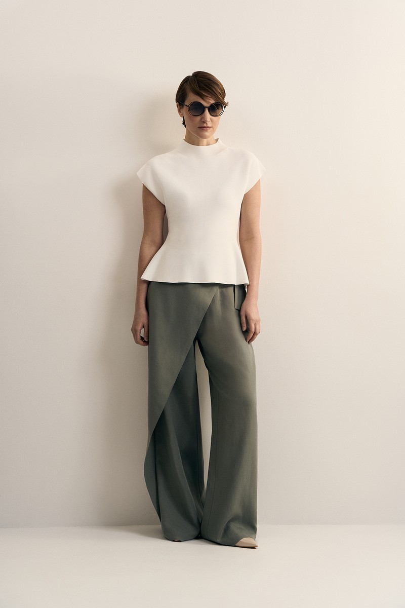 Брюки оливкового цвета VASSA CODE, пол female, цвет зеленый