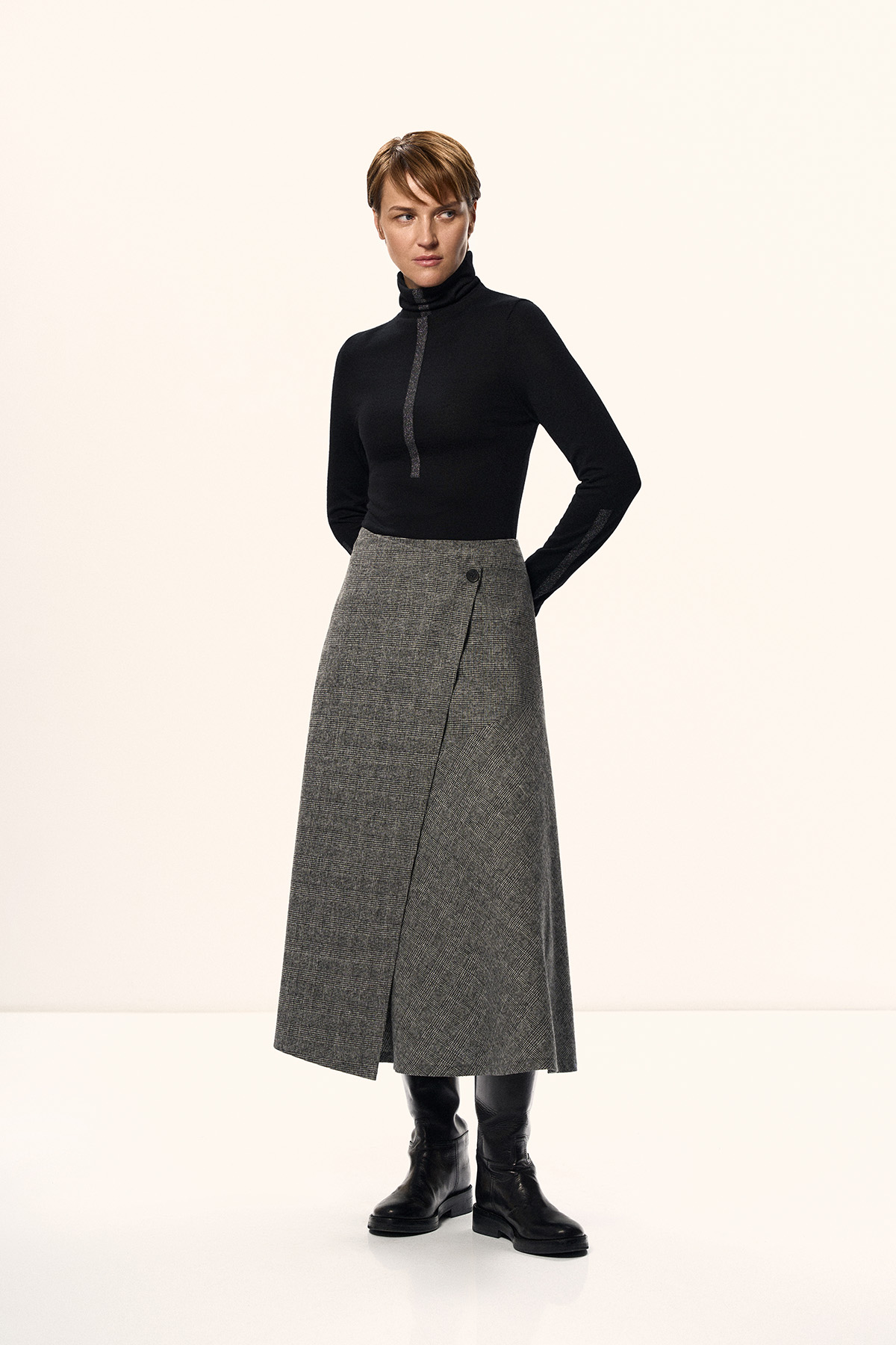 Черная водолазка с декоративными полосами VASSA CODE, пол female, цвет black