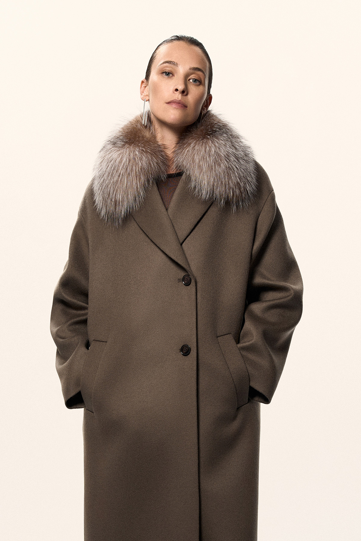 Пальто с воротником из натурального меха VASSA&Co, пол female, цвет brown