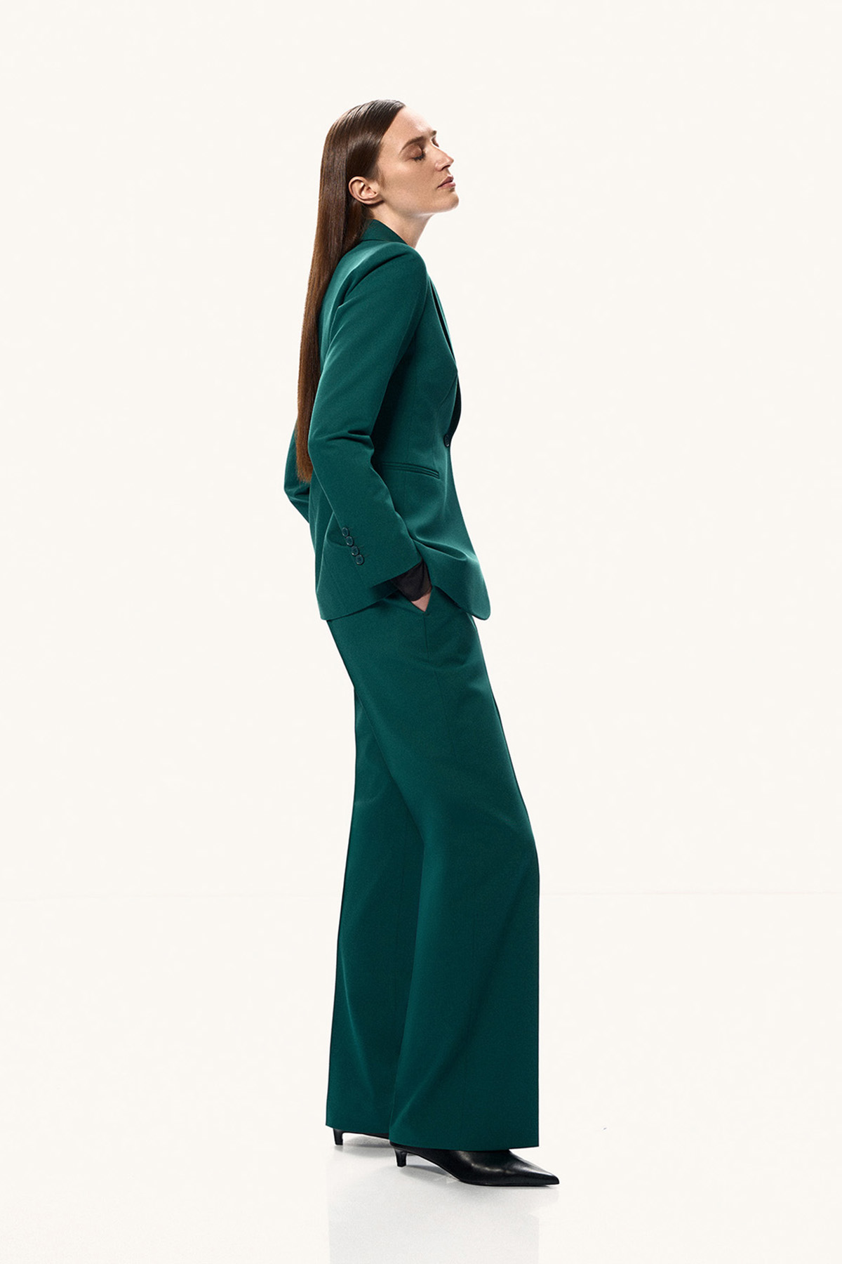 Брюки прямого кроя VASSA&Co, пол female, цвет зеленый