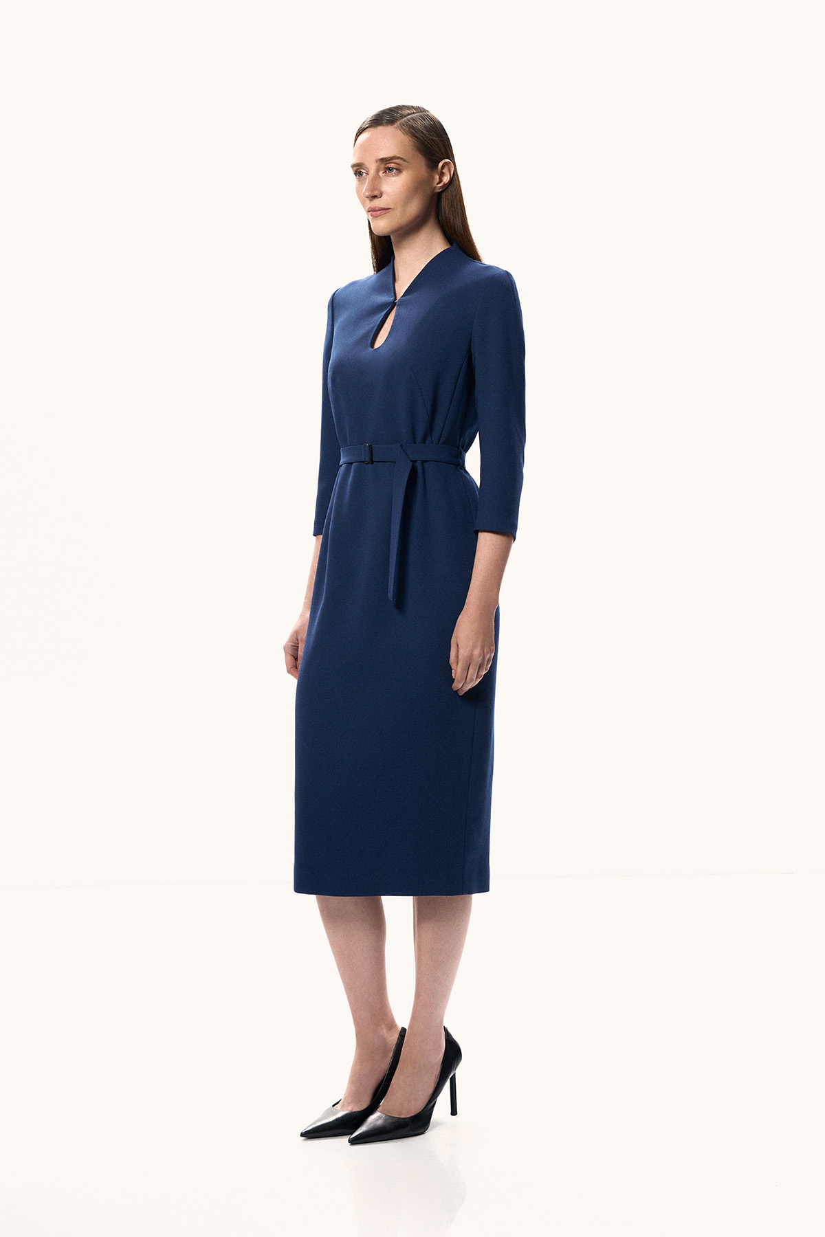 Платье с фигурным вырезом и поясом VASSA&Co, пол female, цвет синий