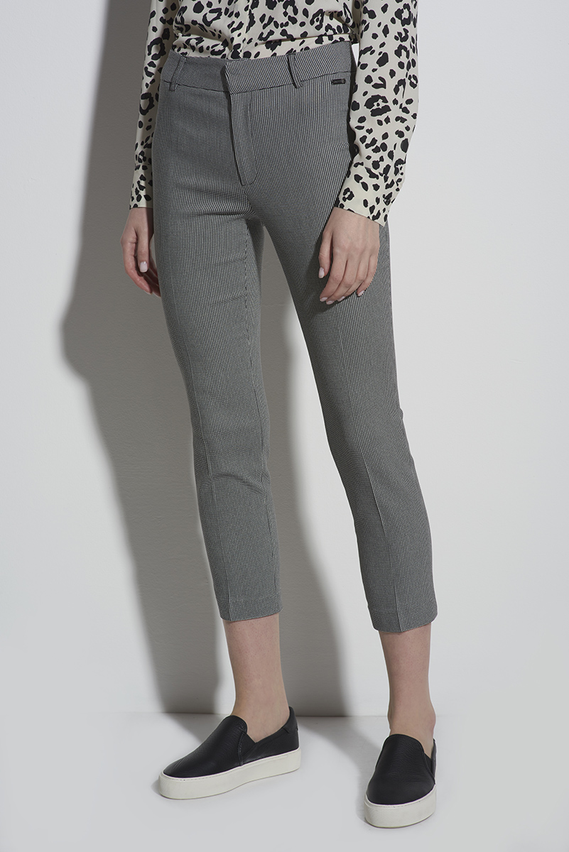 Брюки укороченные  зауженные к низу серого цвета VASSA CODE, пол женский, цвет серый, фото №[порядок