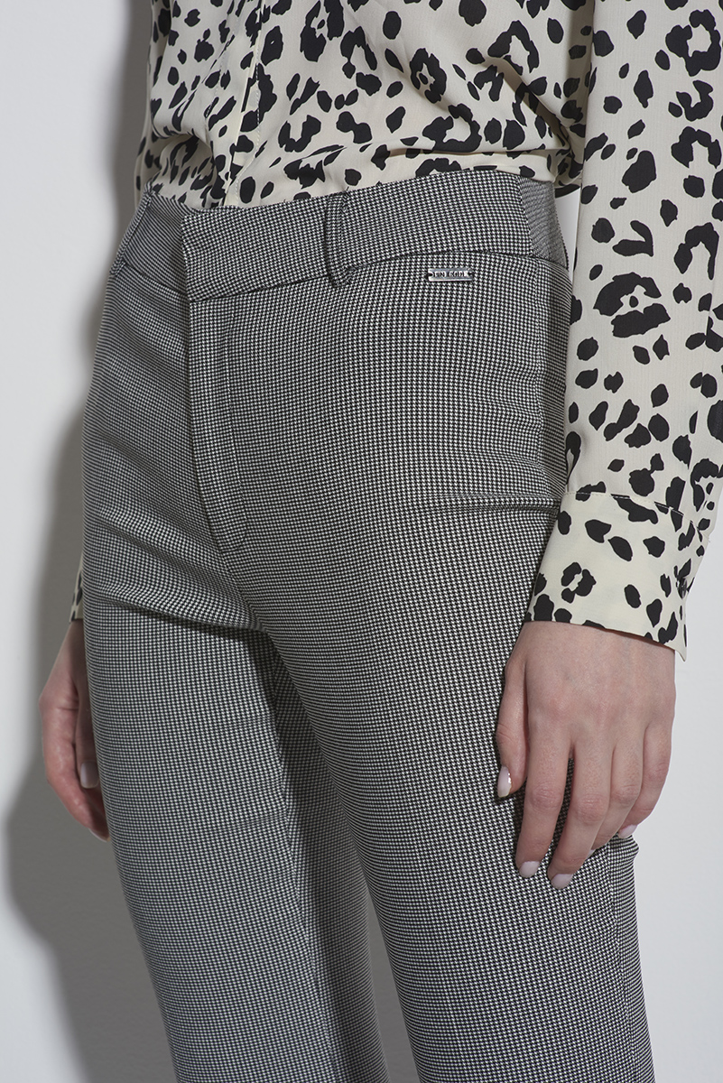 Брюки укороченные  зауженные к низу серого цвета VASSA CODE, пол женский, цвет серый, фото №[порядок