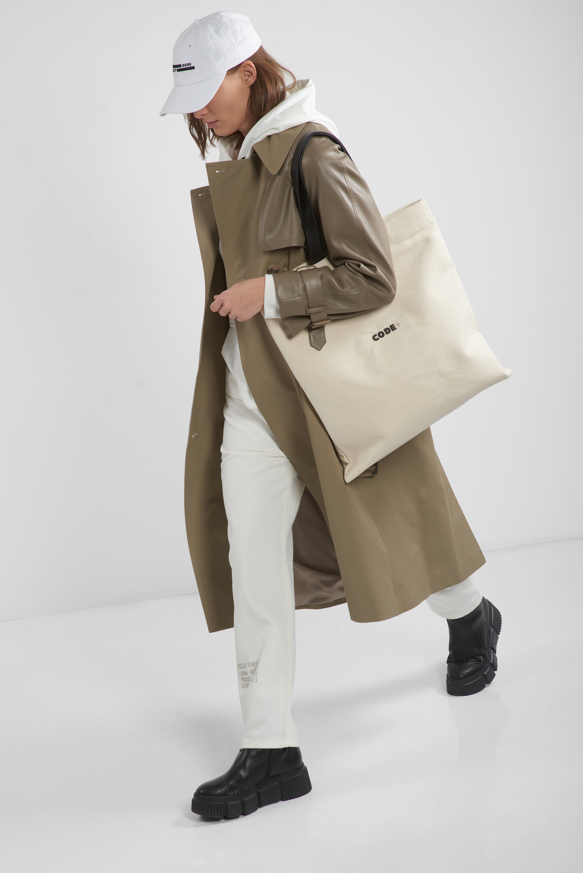 Двубортный тренч с деталями из экокожи VASSA CODE, пол женский, цвет серый, фото №4